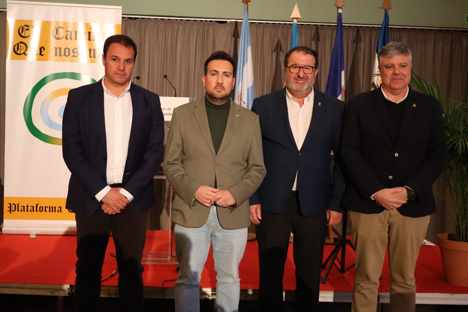 Alcalá de Guadaíra acoge la sexta edición del encuentro comarcal ‘El Camino que nos Une’. El delegado de Turismo y miembros de la organización. 