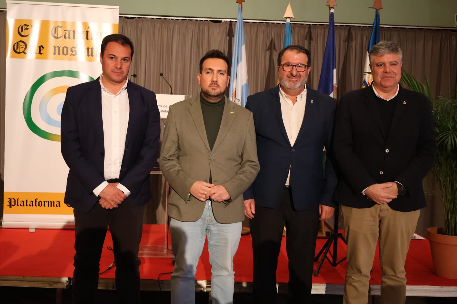 Alcalá de Guadaíra acoge la sexta edición del encuentro comarcal ‘El Camino que nos Une’. El delegado de Turismo y miembros de la organización. 