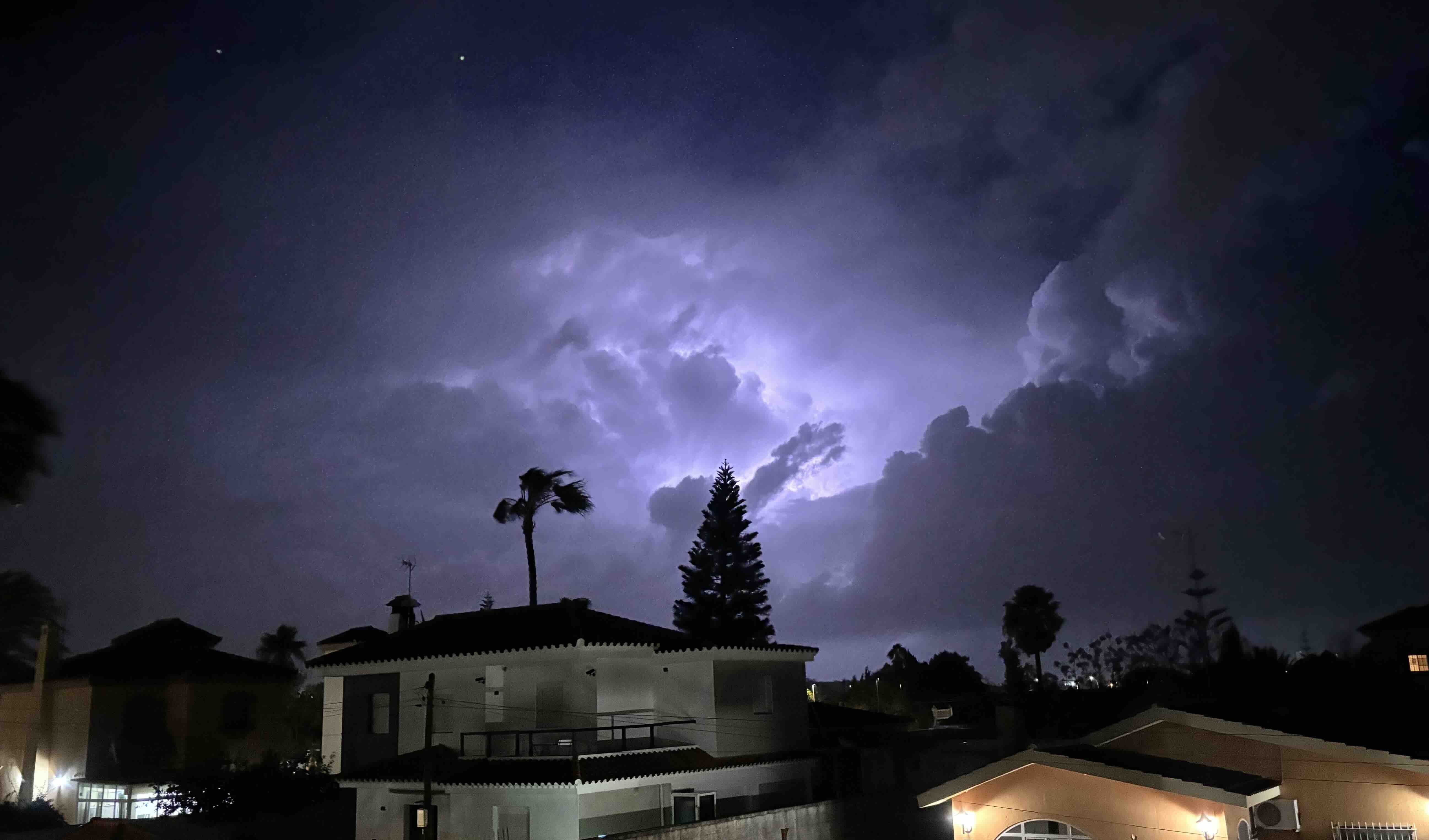 El paso de 'Karlotta': tormenta eléctrica desde Chiclana (en la imagen de lavozdelsur.es) y olas de 5 metros en Barbate