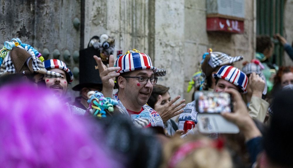 Una de las muchas chirigotas callejeras en Cádiz en un carnaval pasado.
