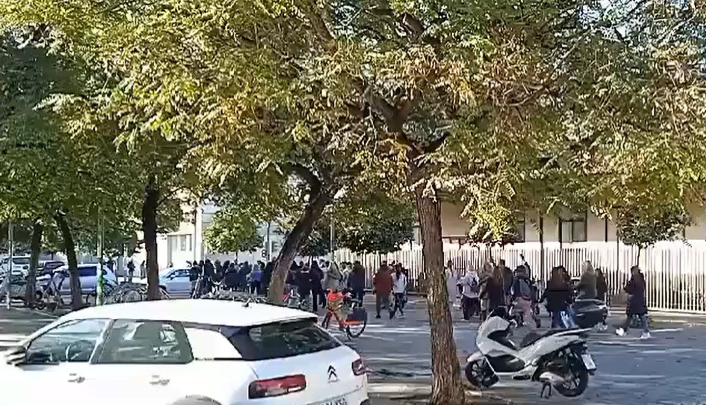 Los alrededores de una facultad donde se celebran oposiciones al SAS, en una imagen de CSIF.