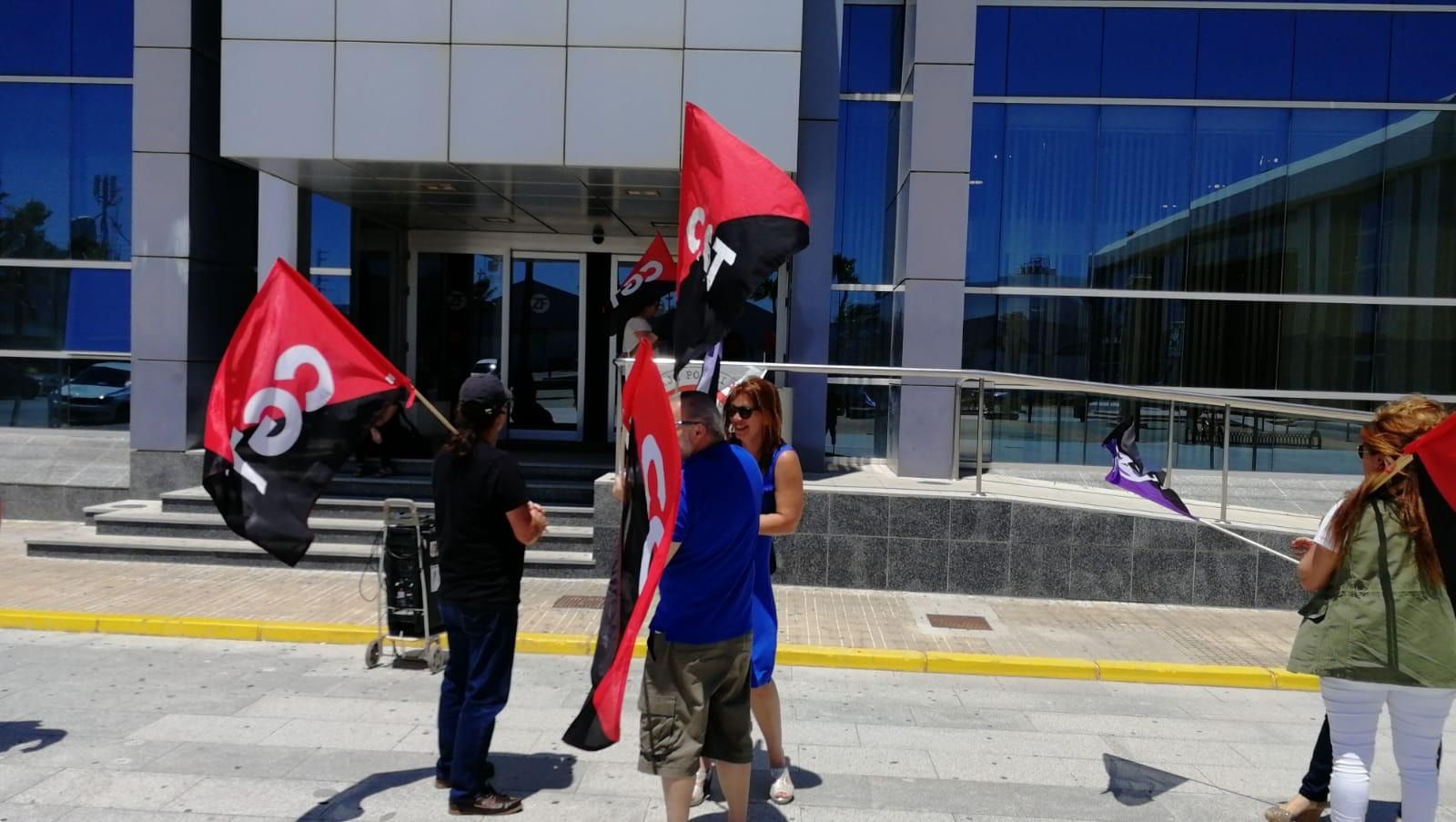 Sindicalistas de CGT, en una protesta frente a las instalaciones de Global Center en Cádiz.