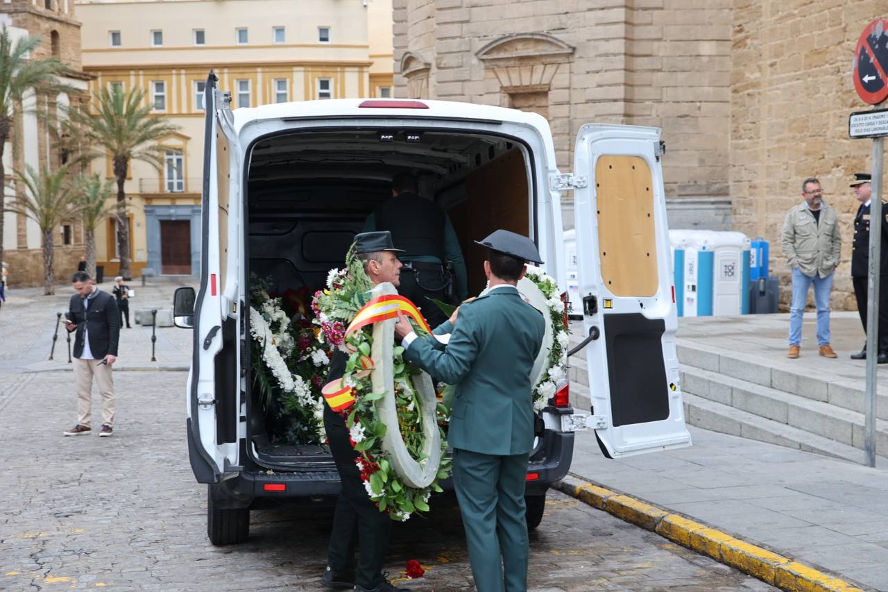 Coronas de flores, este domingo a primera hora, en Cádiz, donde tendrá lugar el funeral por los guardias civiles asesinados en Barbate.