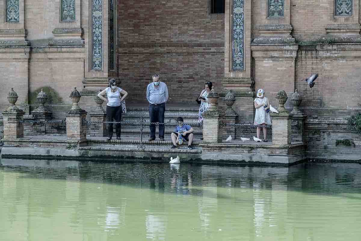 Personas en la plaza de España de Sevilla, en días pasados. FOTO: JOSÉ LUIS TIRADO (www.joseluistirado.es)