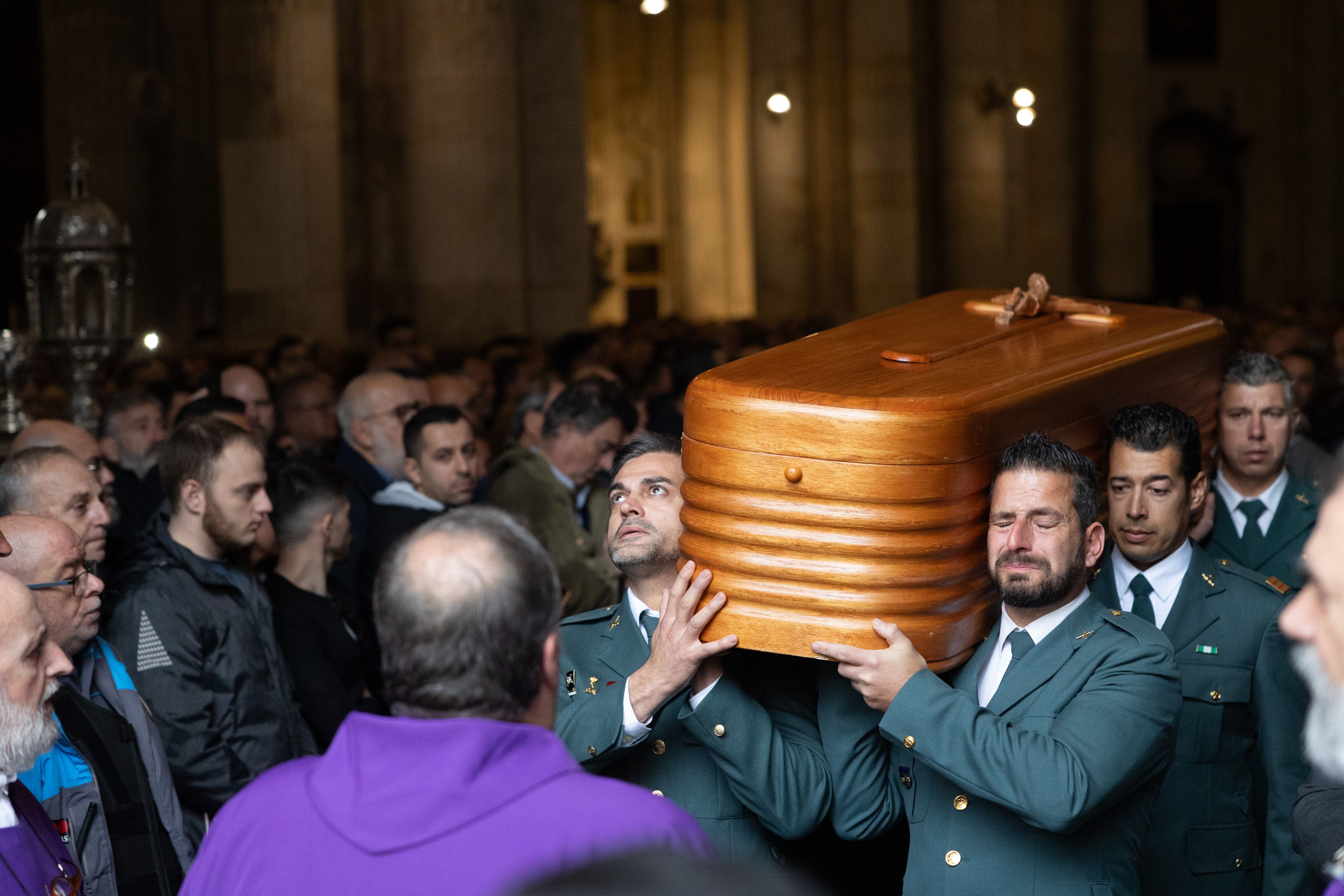 Agentes de la Guardia Civil, trasladando el féretro de uno de los compañeros asesinados en aguas de Barbate.