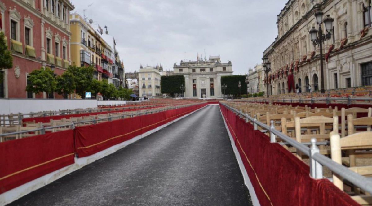 Imagen de la Carrera Oficial de Sevilla en la avenida de la Constitución.