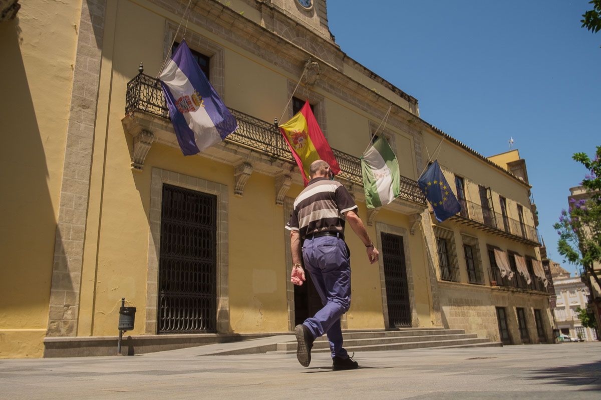 Un hombre pasa por delante del Ayuntamiento de Jerez, en una imagen reciente. FOTO: MANU GARCÍA