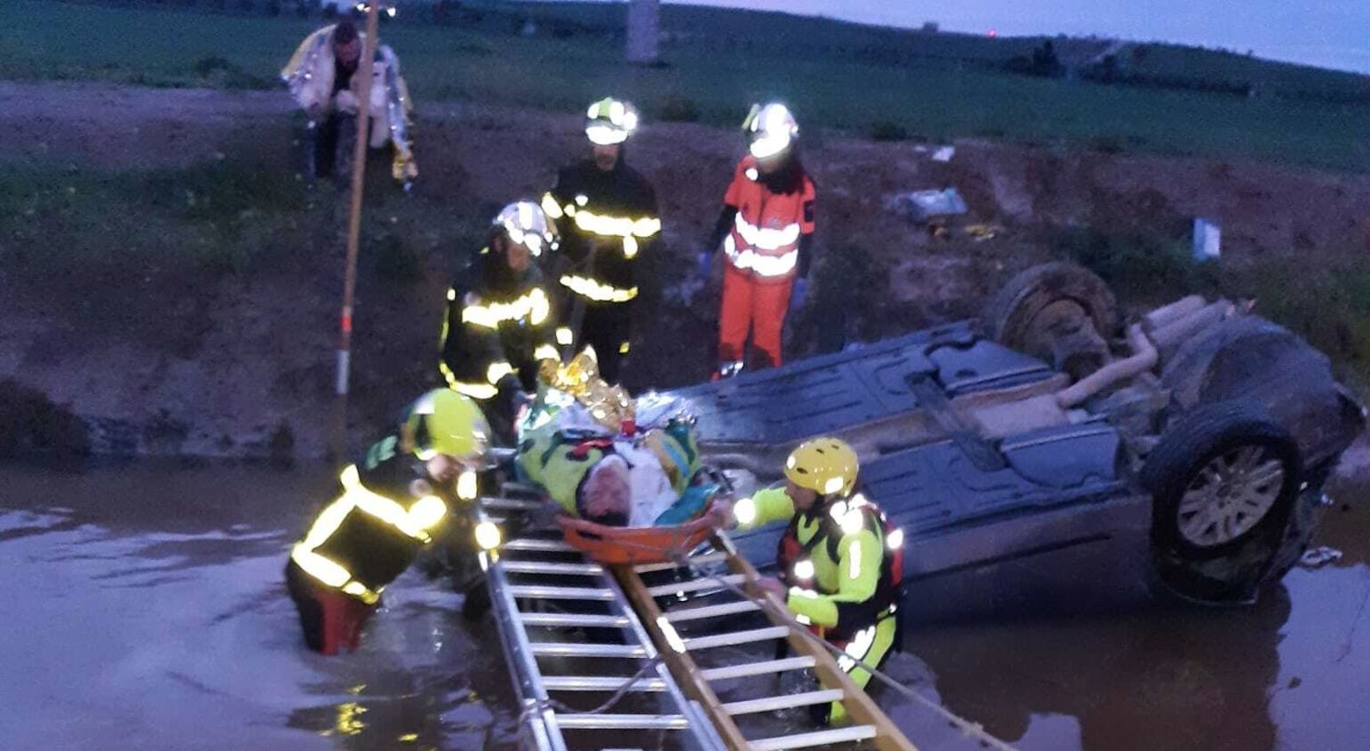 Un vehículo quedó bocabajo en un canal de agua en un accidente de tráfico en Sanlúcar.