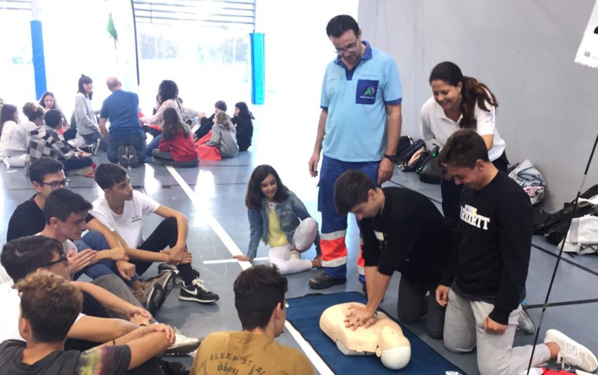 Un grupo de estudiantes realiza maniobras de RCP, en una imagen de archivo. FOTO: Junta de Andalucía
