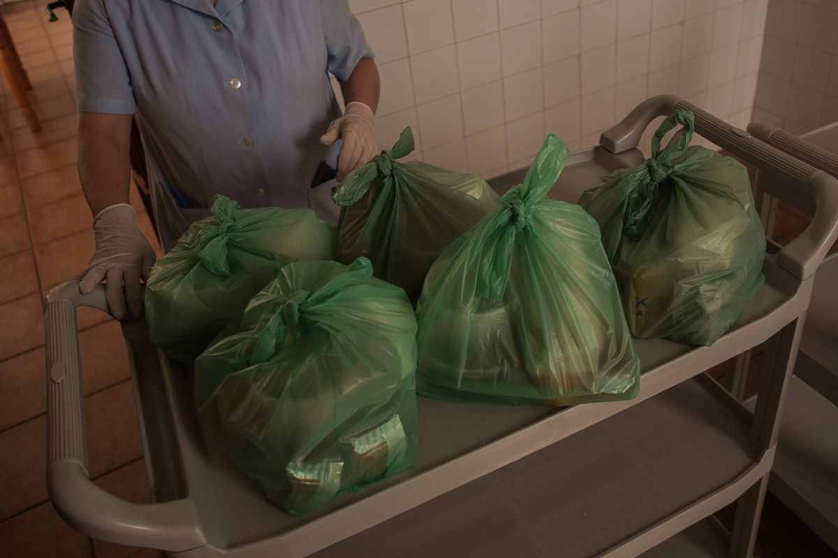 Bolsas de alimentos en el comedor de El Salvador, en Jerez, hace unos meses. Más de tres millones de andaluces, amenazados por la pobreza.