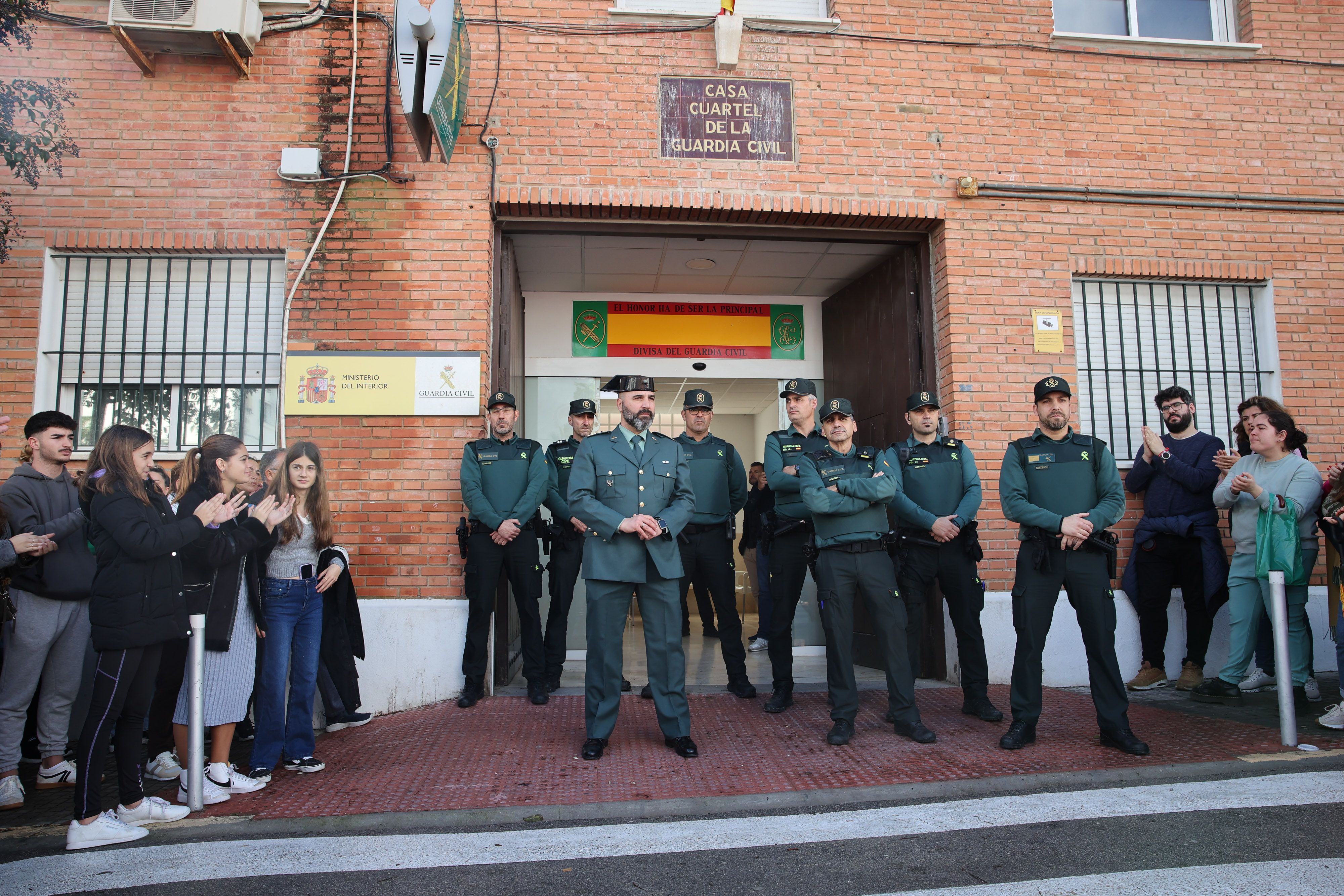 Agentes de la Guardia Civil en Barbate, a las puertas del cuartel, tras el asesinato de dos compañeros en el puerto.