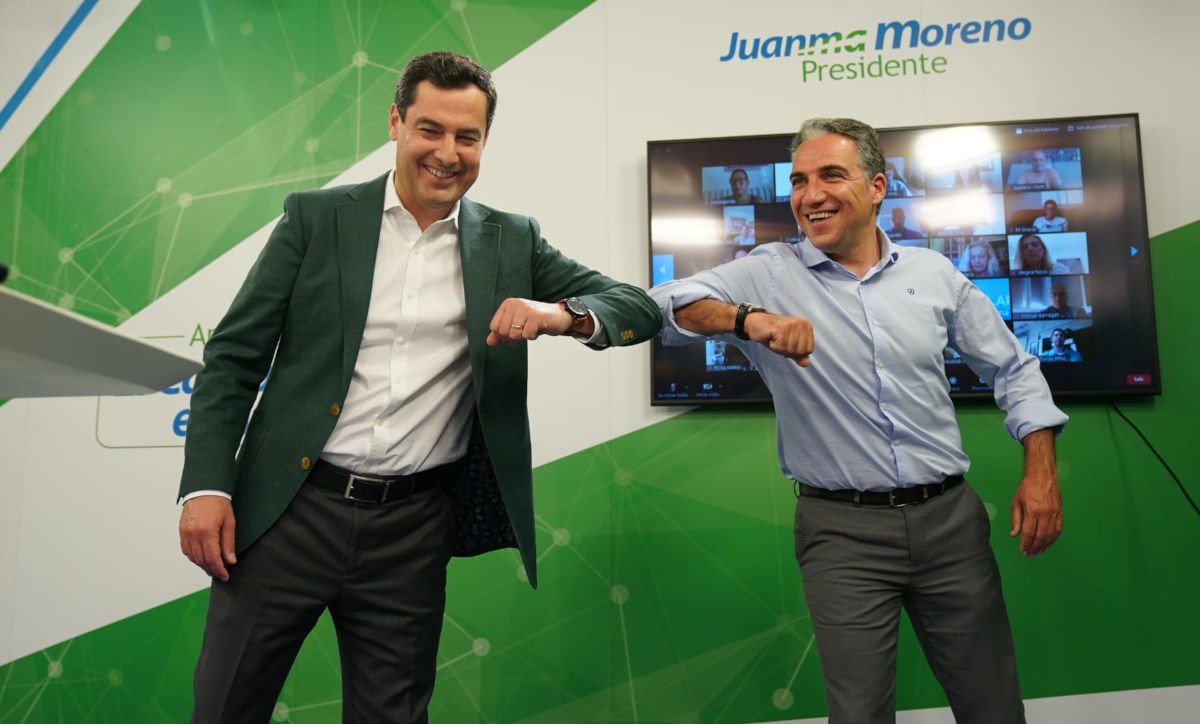 Moreno Bonilla y  Elías Bendodo, en una imagen durante la pandemia, saludándose con el codo. FOTO: PP