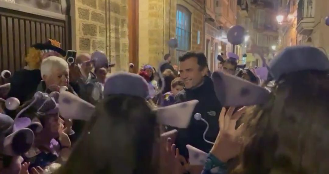 Bruno García, durante esta edición del carnaval de Cádiz junto a una comparsa infantil.