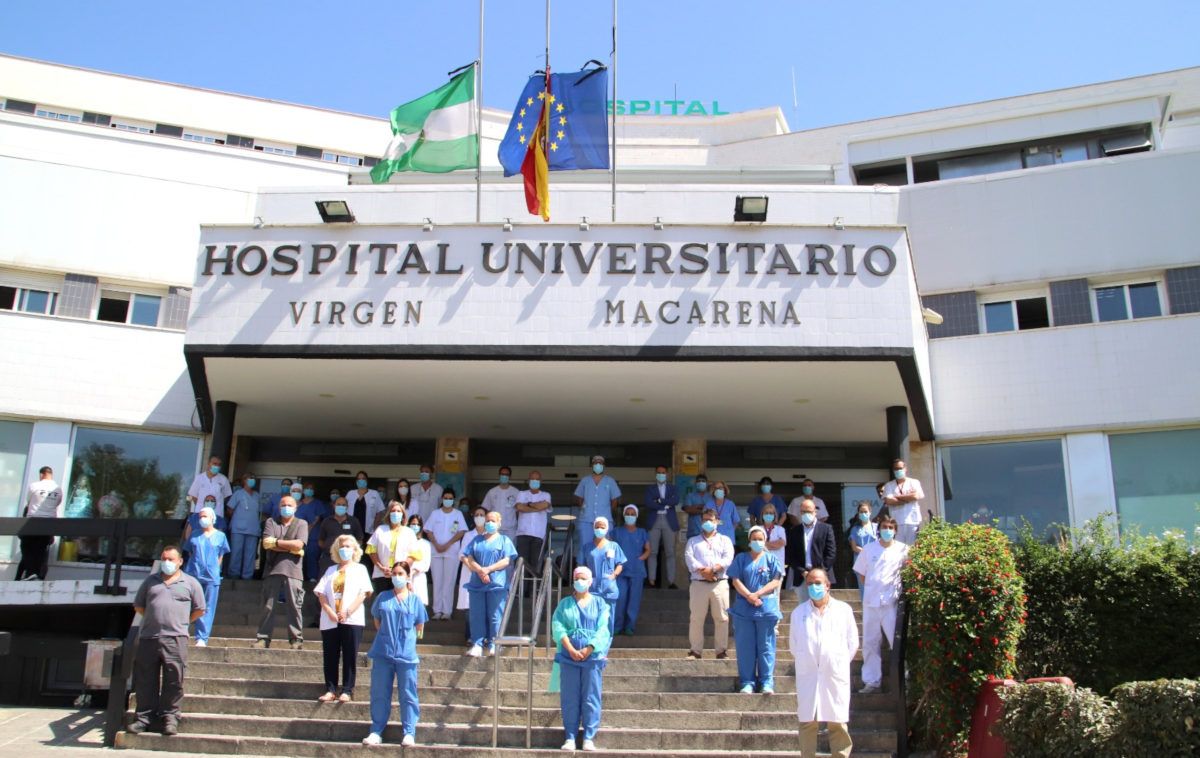 Los profesionales sanitarios, en un minuto de silencio por las muertes de coronavirus, en el Virgen Macarena este miércoles. 