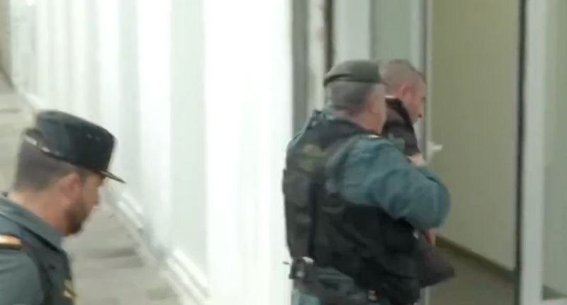 Un detenido entra en el juzgado de Barbate en una captura de Televisión Española.