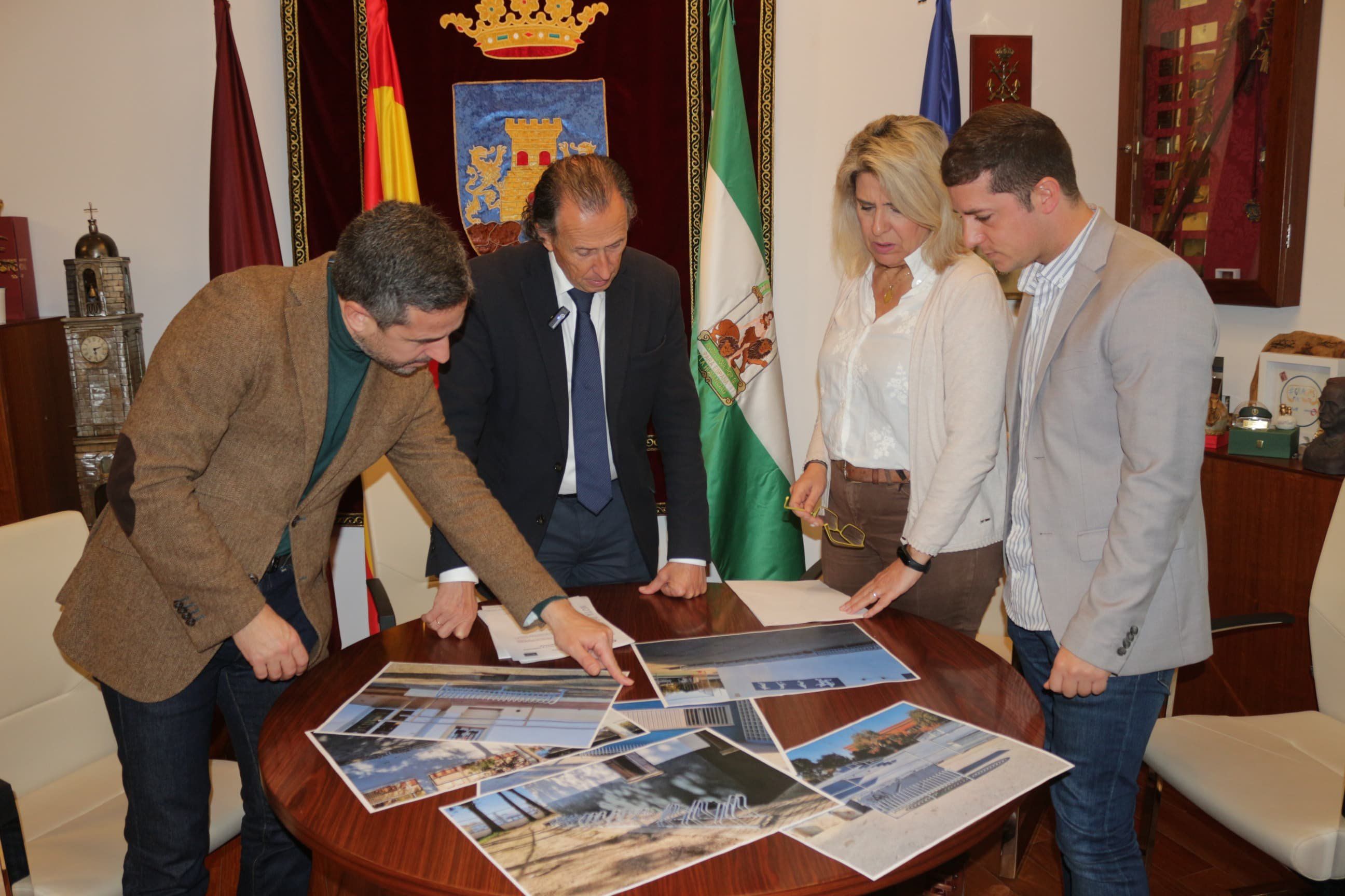 El alcalde comprobando la ubicación de los aparcabicis. 