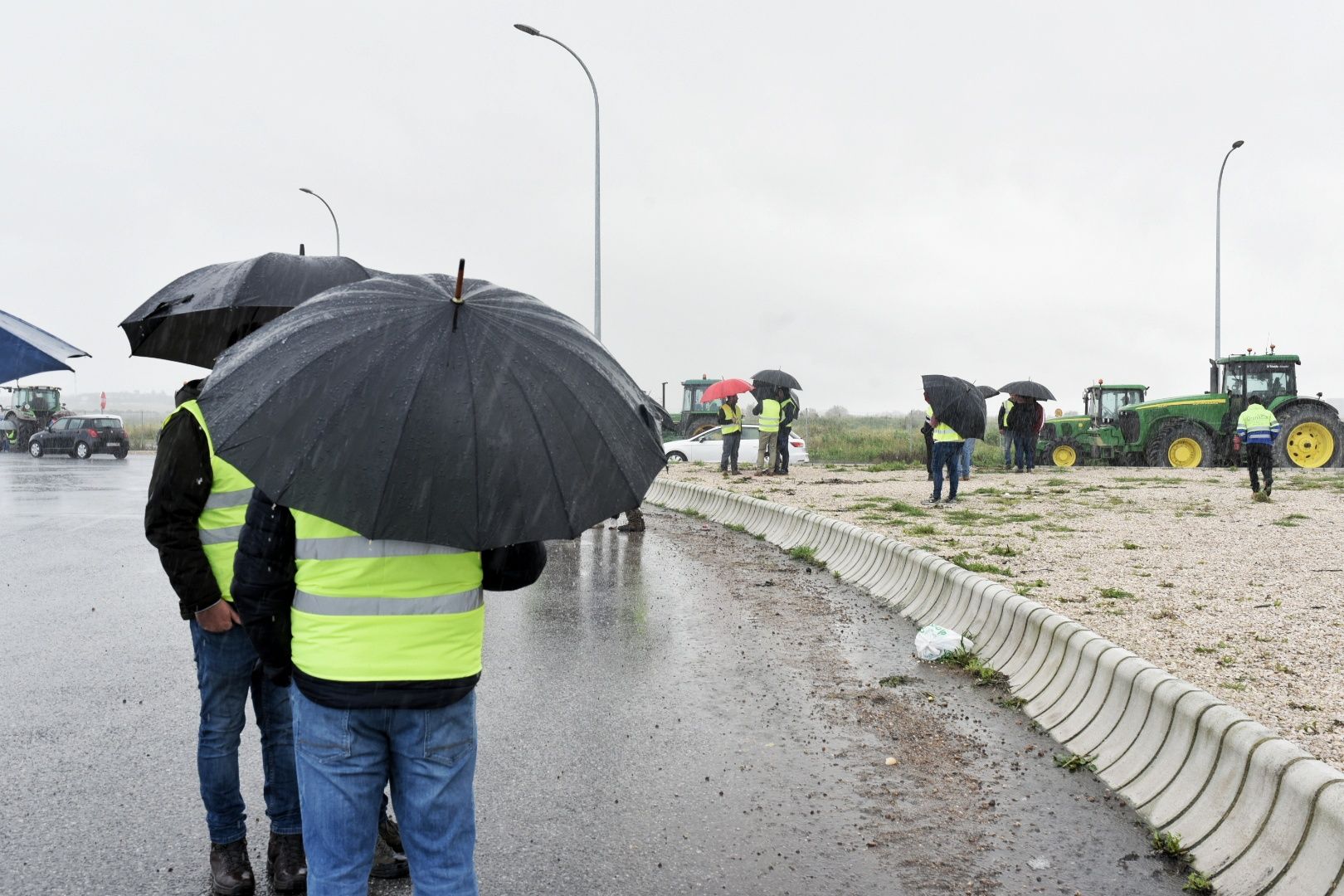 Las protestas de agricultores este lunes en Sevilla, en imágenes