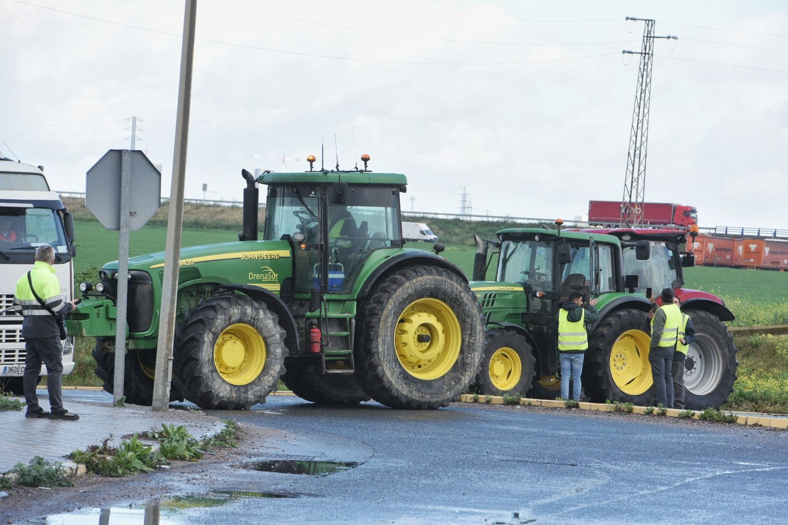 Las protestas de agricultores este lunes en Sevilla, en imágenes