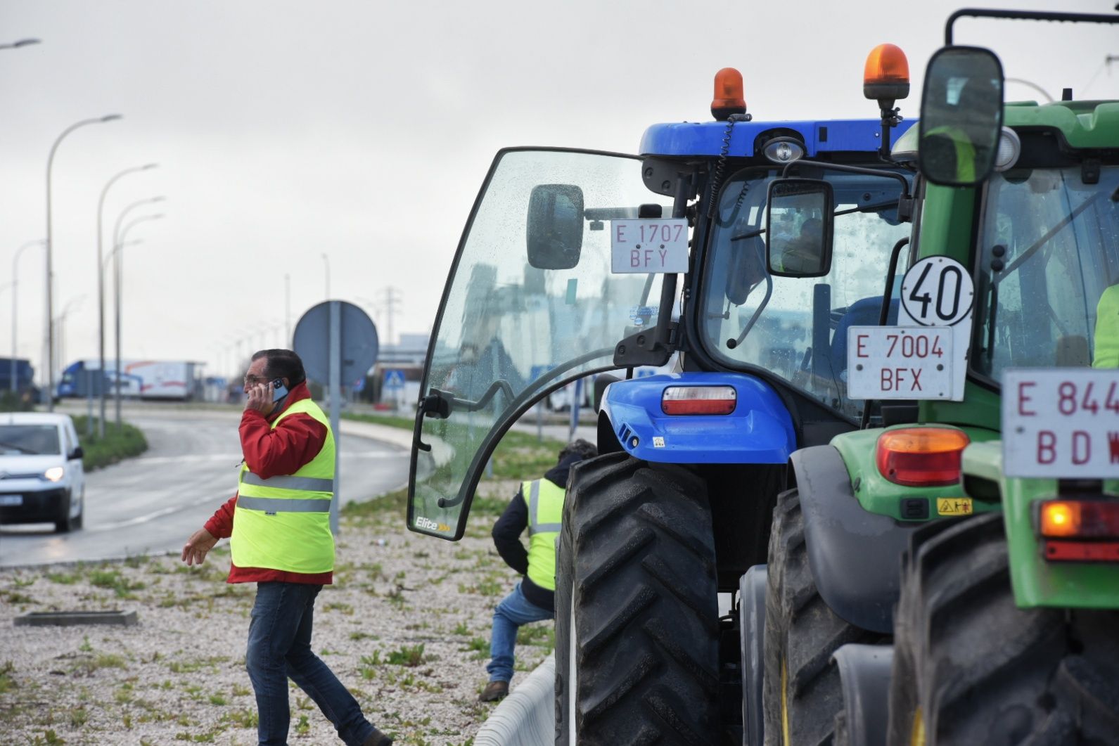 Las protestas de agricultores este lunes en Sevilla, en imágenes