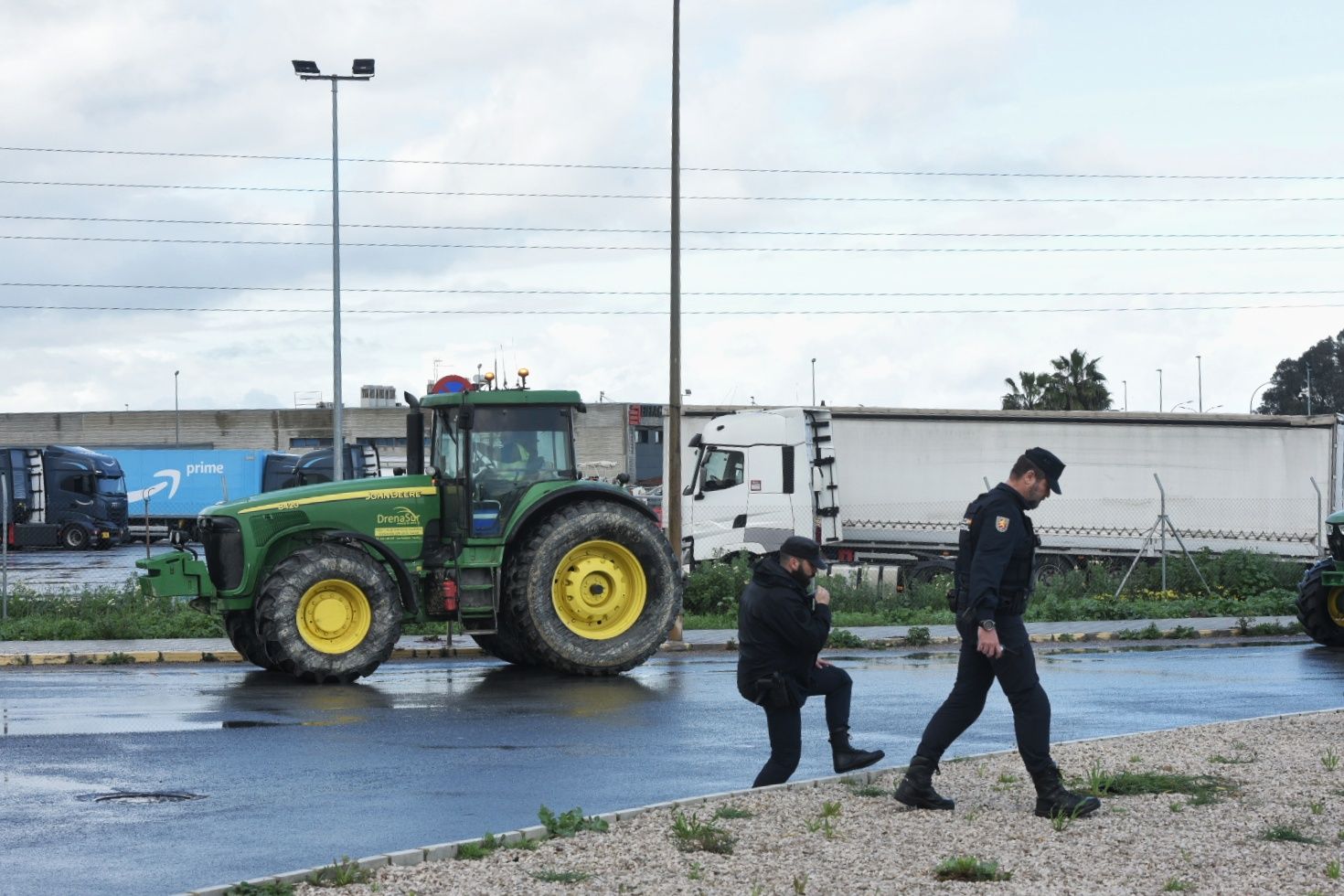 Las protestas de agricultores este lunes en Sevilla, en imágenes