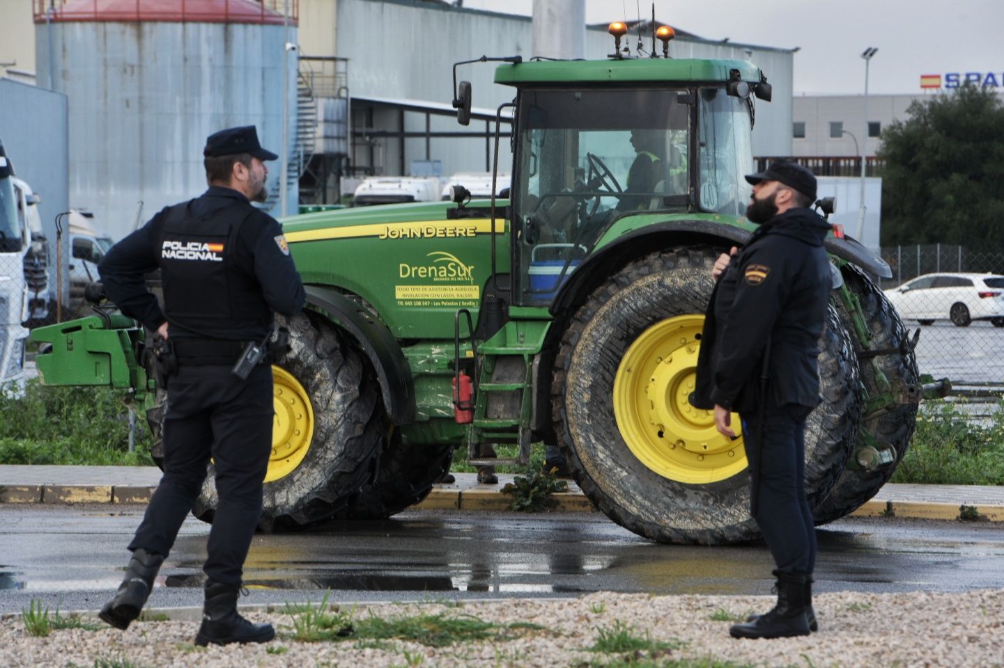 Las protestas de agricultores este lunes en Sevilla, en imágenes