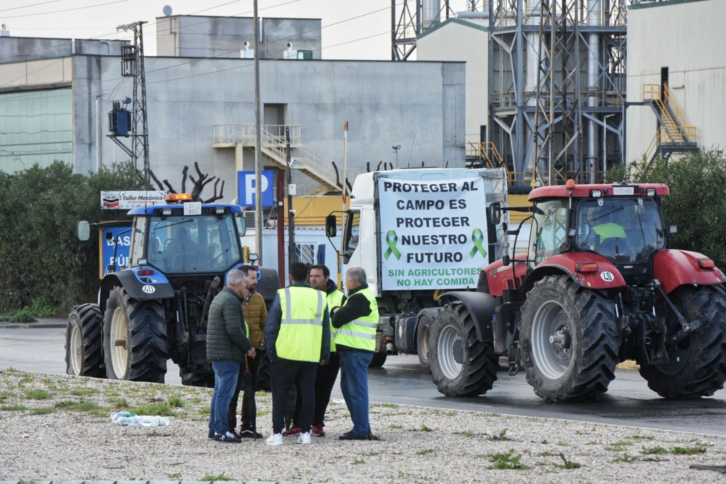 Las protestas de agricultores este lunes en Sevilla, en imágenes