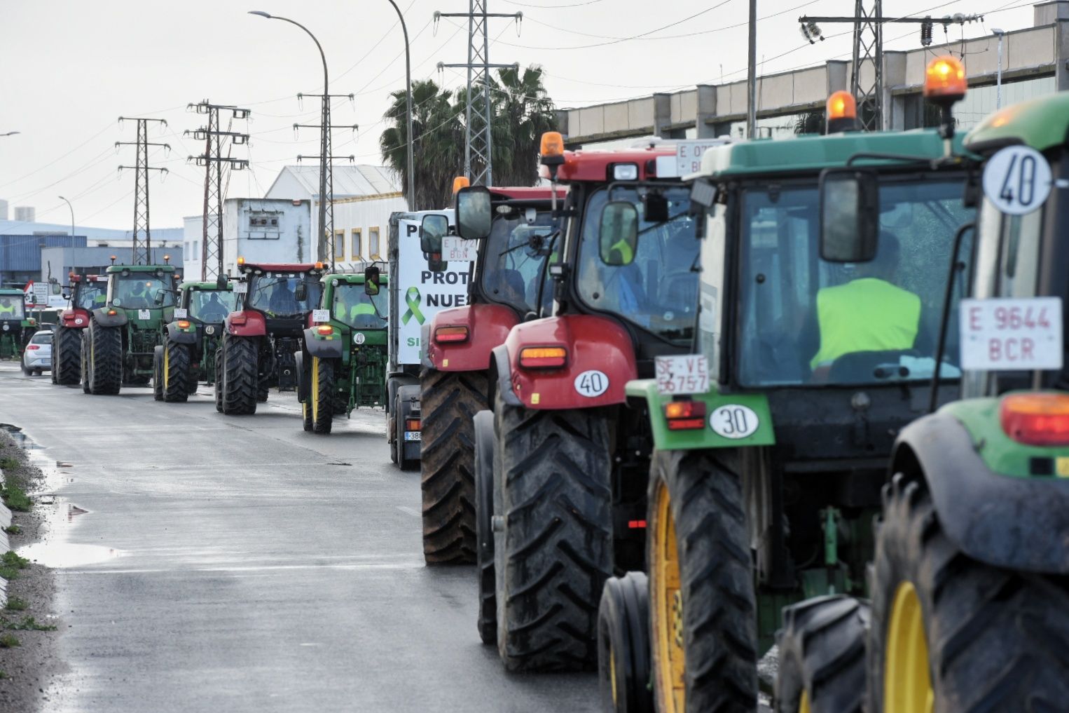 Las protestas de agricultores este lunes en Sevilla, en imágenes.