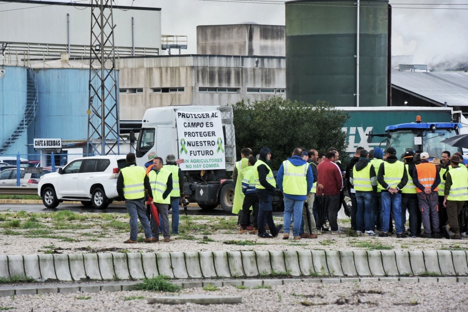Las protestas de agricultores este lunes en Sevilla, en imágenes