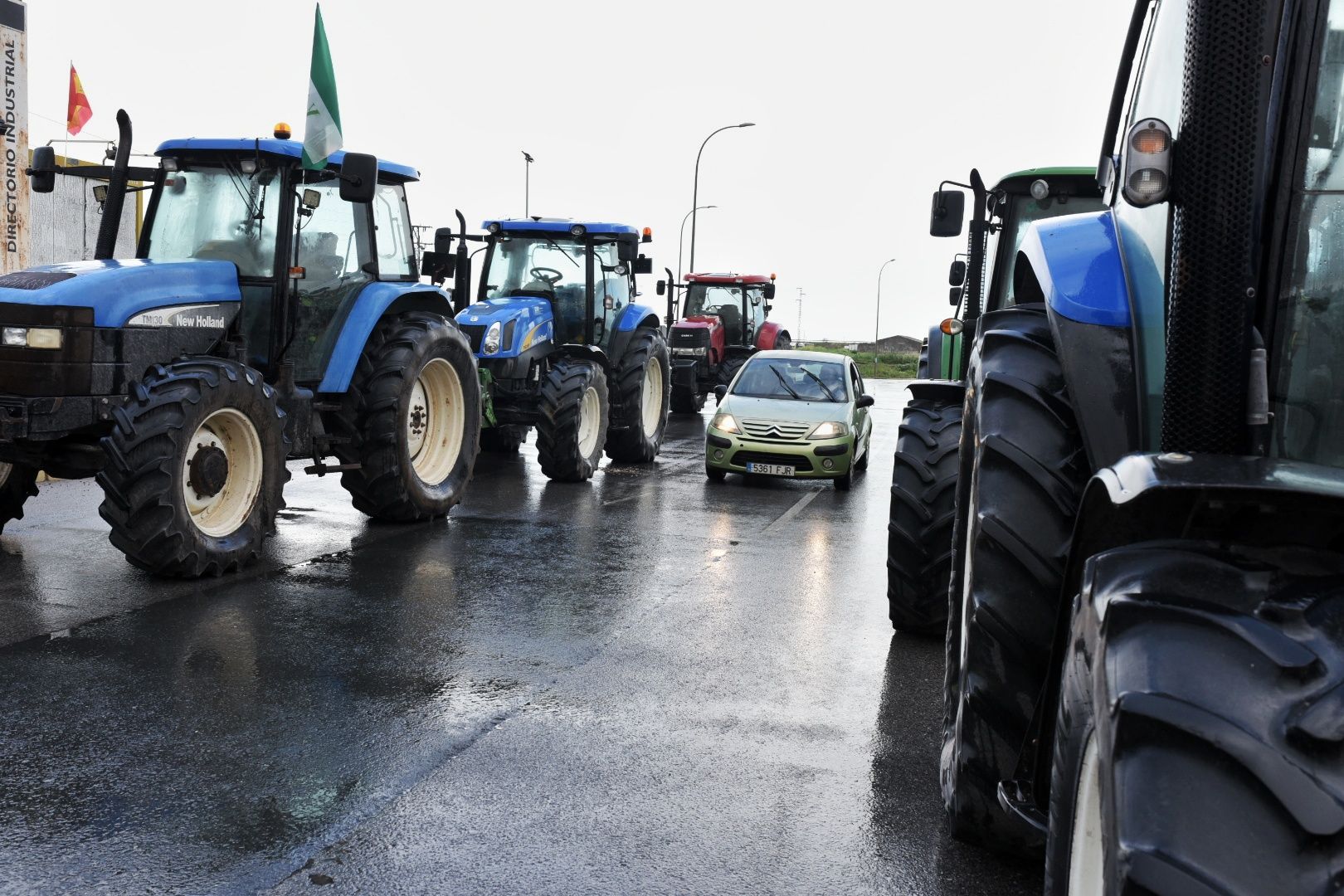 Las protestas de agricultores este lunes en Sevilla, en imágenes