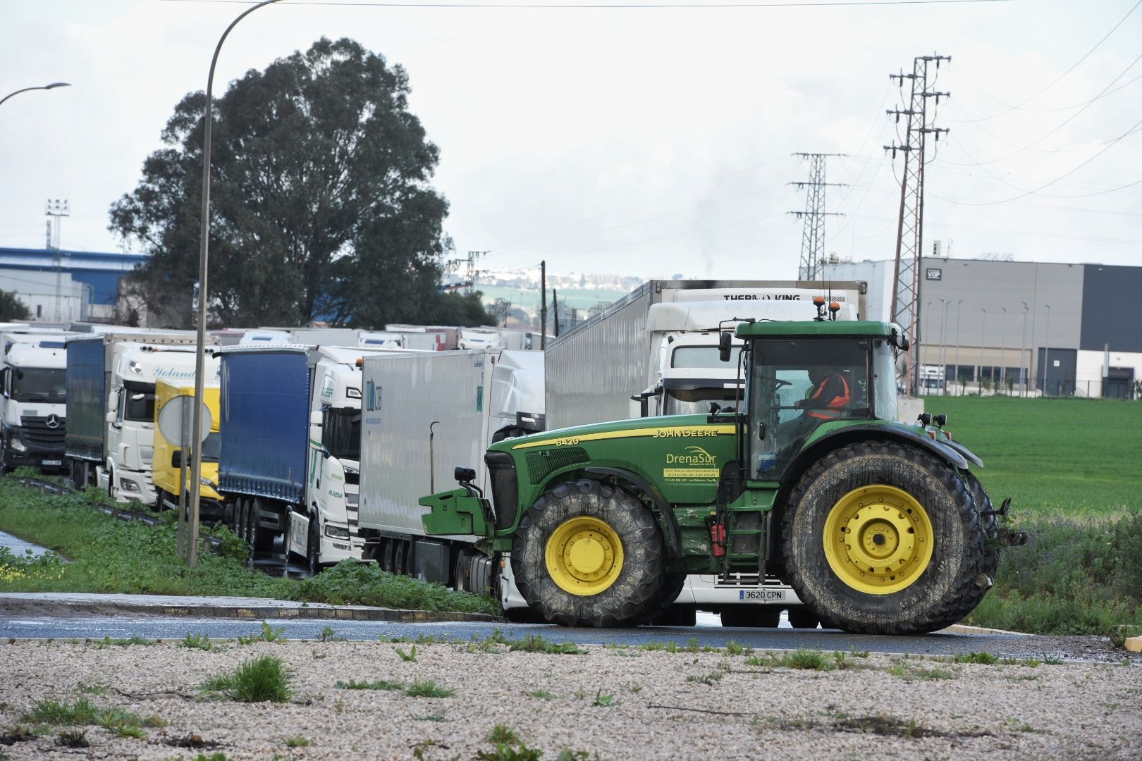 Las protestas de agricultores este lunes en Sevilla, en imágenes