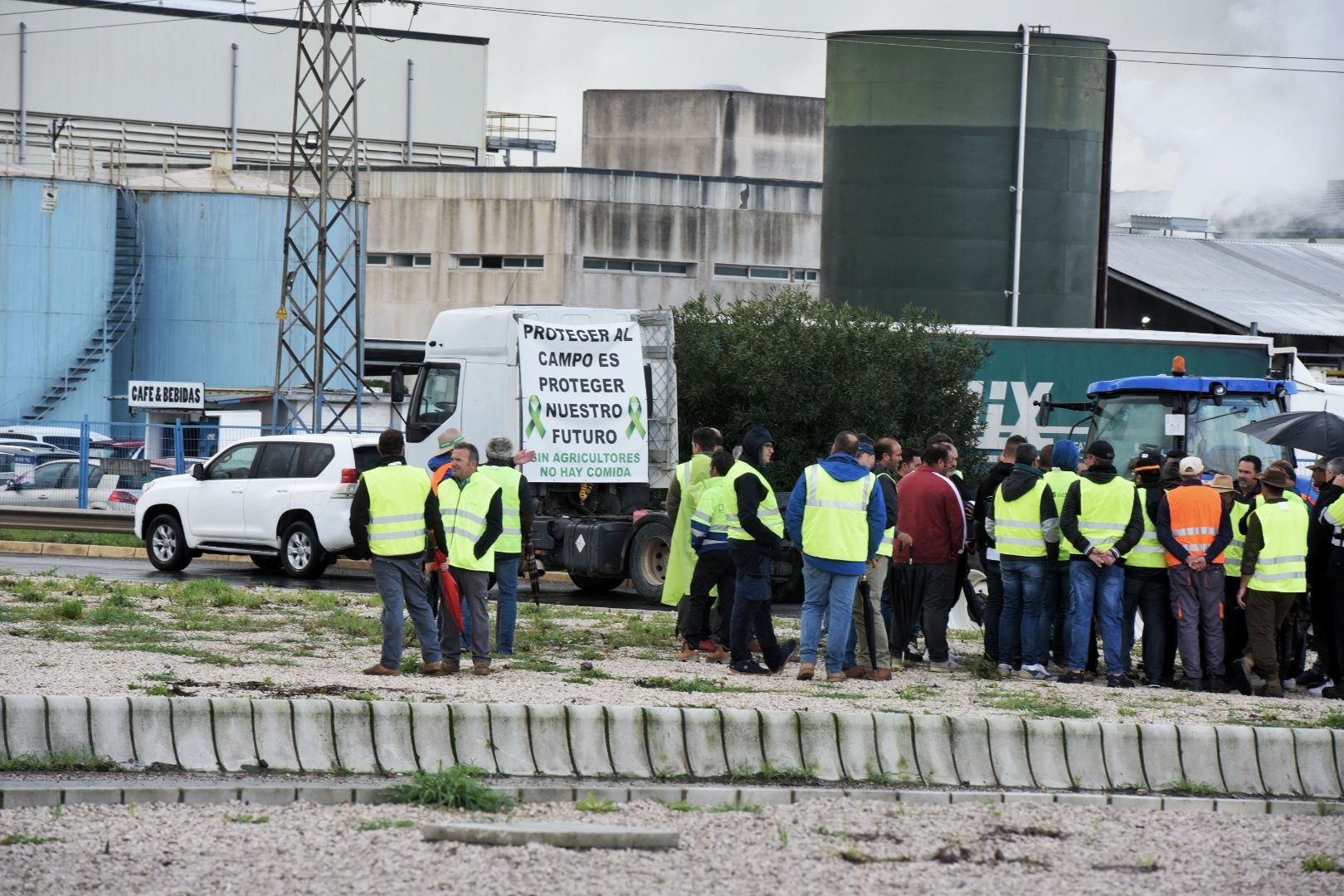 Las protestas de agricultores este lunes en Sevilla, en imágenes