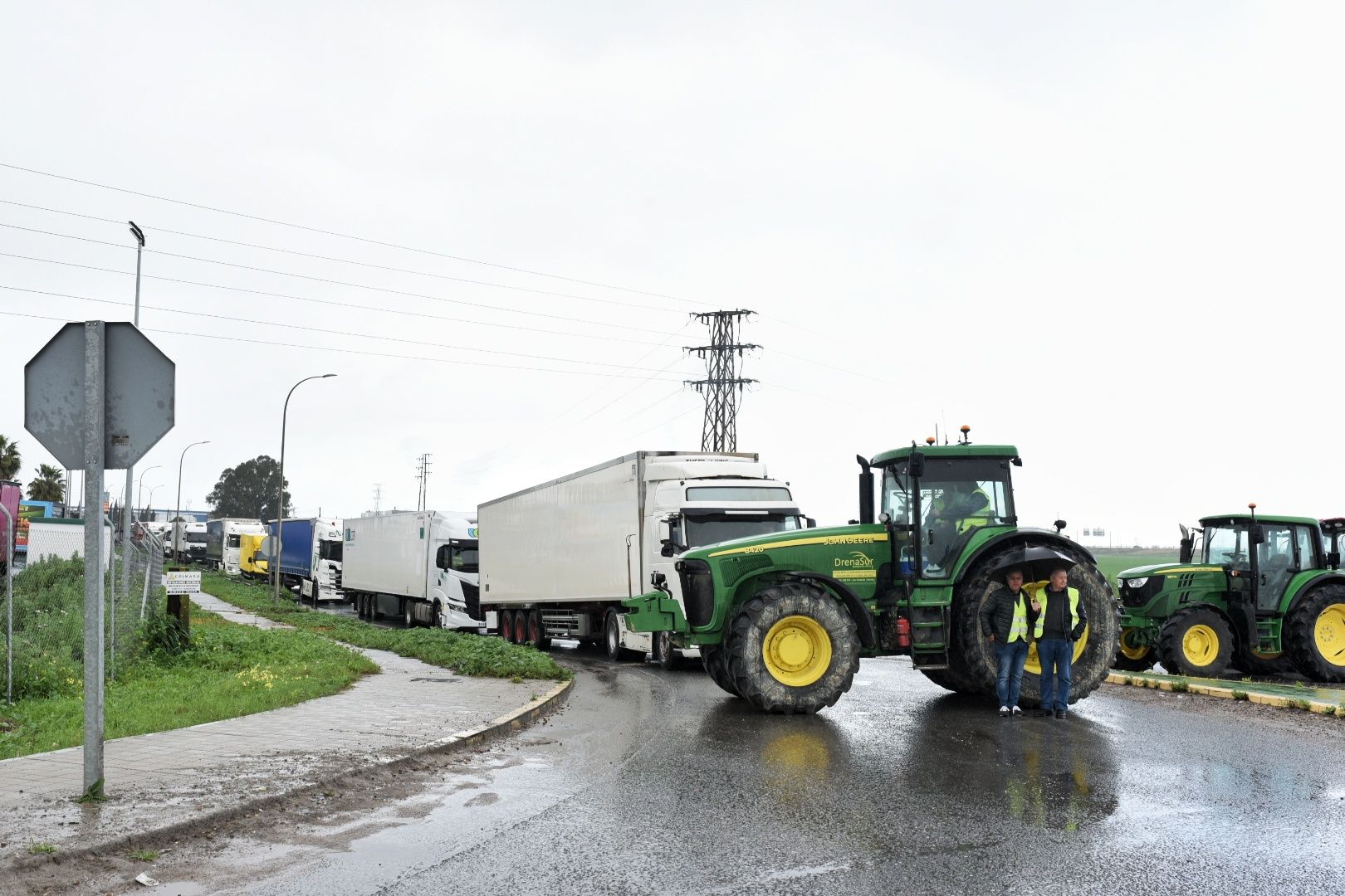 Las protestas de agricultores este lunes en Sevilla.