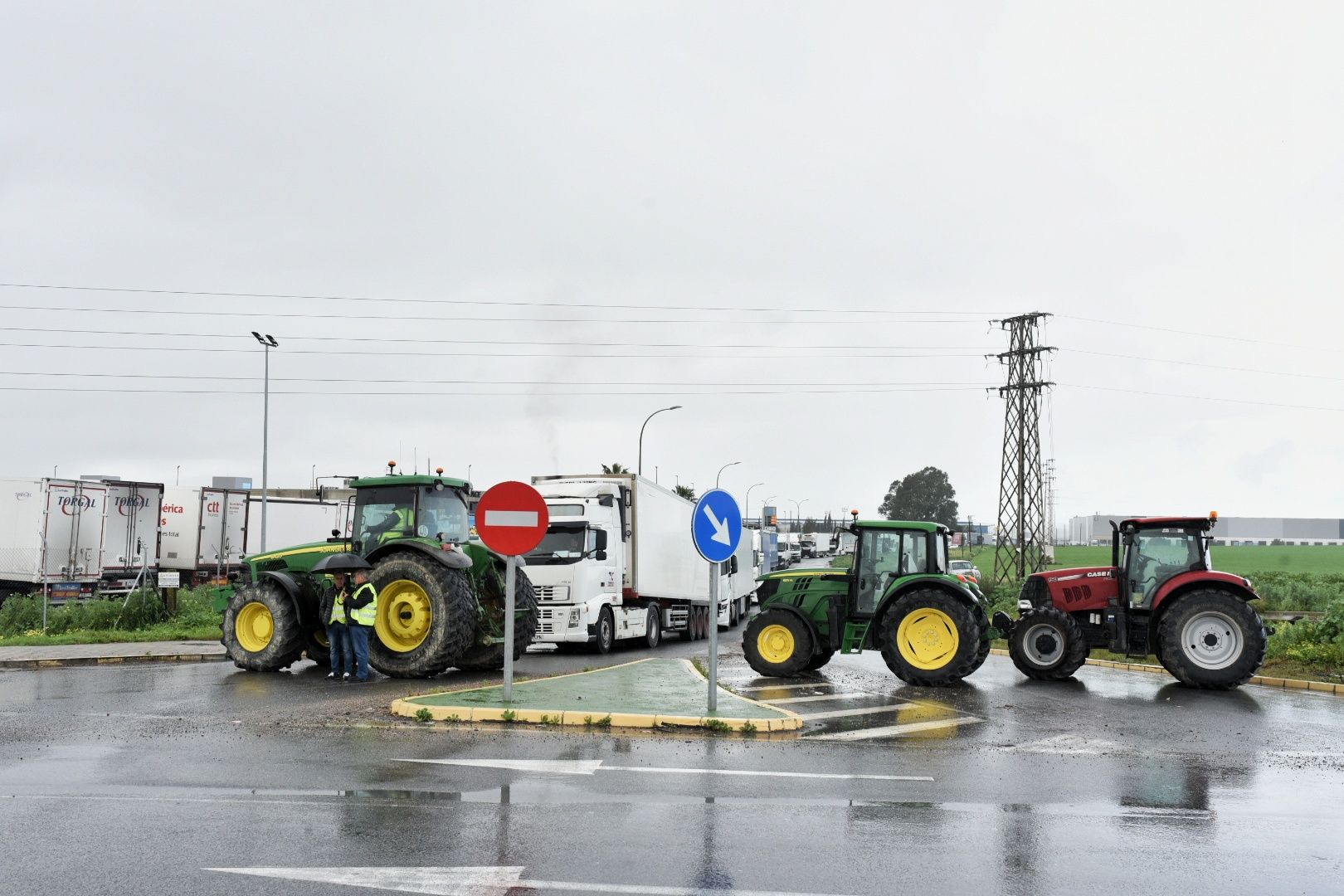Las protestas de agricultores este lunes en Sevilla, en imágenes