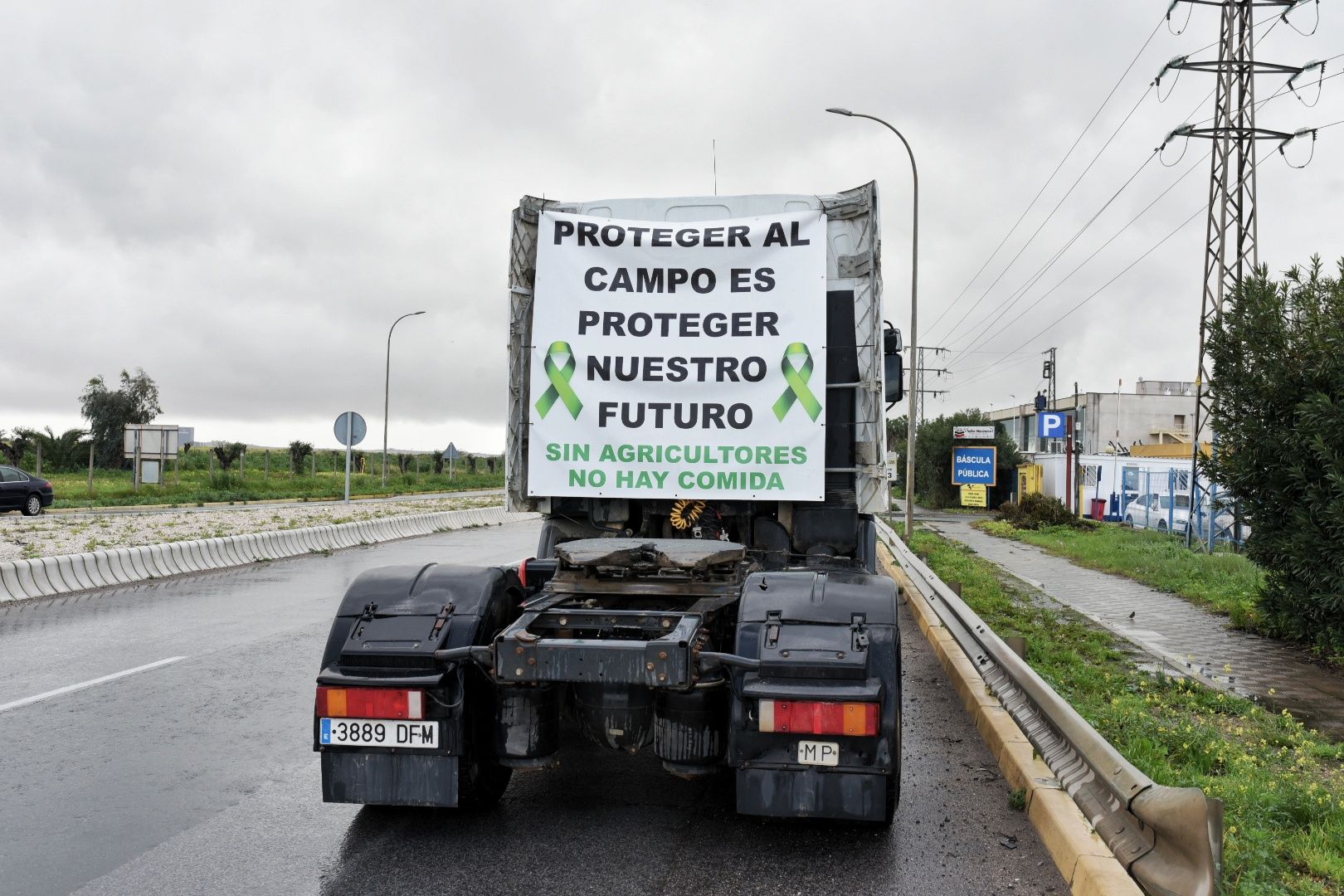 Las protestas de agricultores este lunes en Sevilla, en imágenes