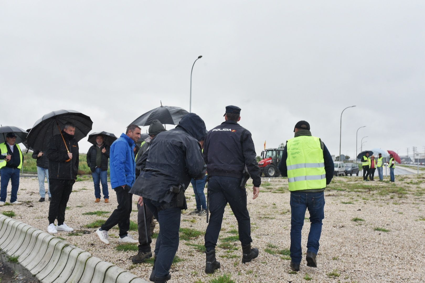 Las protestas de agricultores este lunes en Sevilla, en imágenes