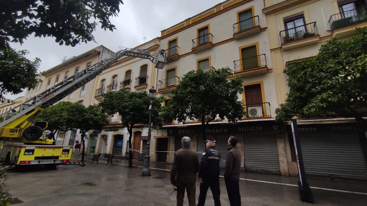 El saneamiento de fachada en la calle Larga de Jerez.