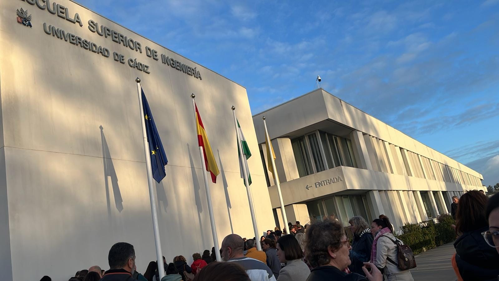 Colas a la entrada de uno de los recintos donde se realizaron las oposiciones al SAS este sábado.