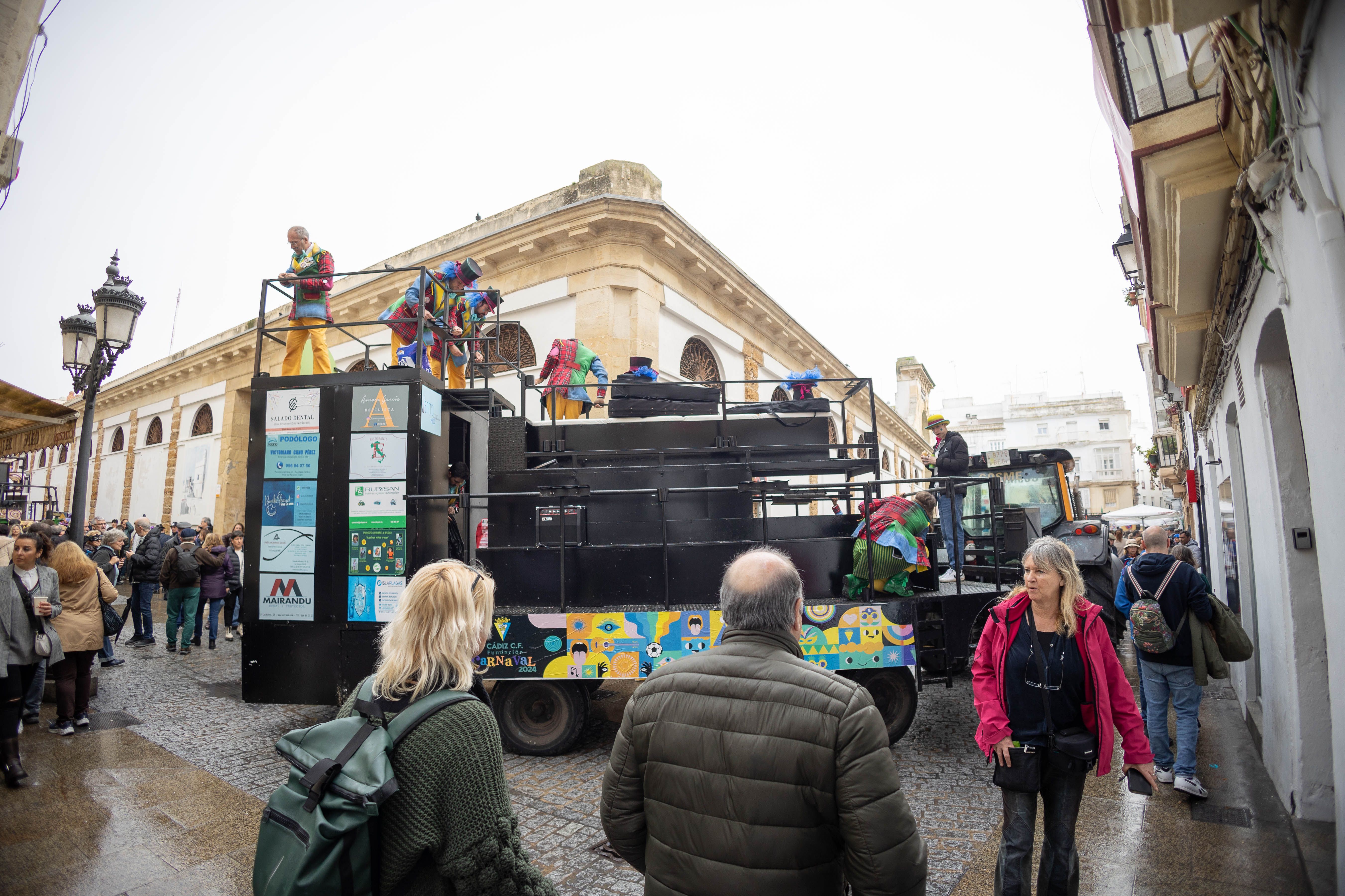 El lunes de carnaval en Cádiz, marcado por la lluvia, en imágenes.