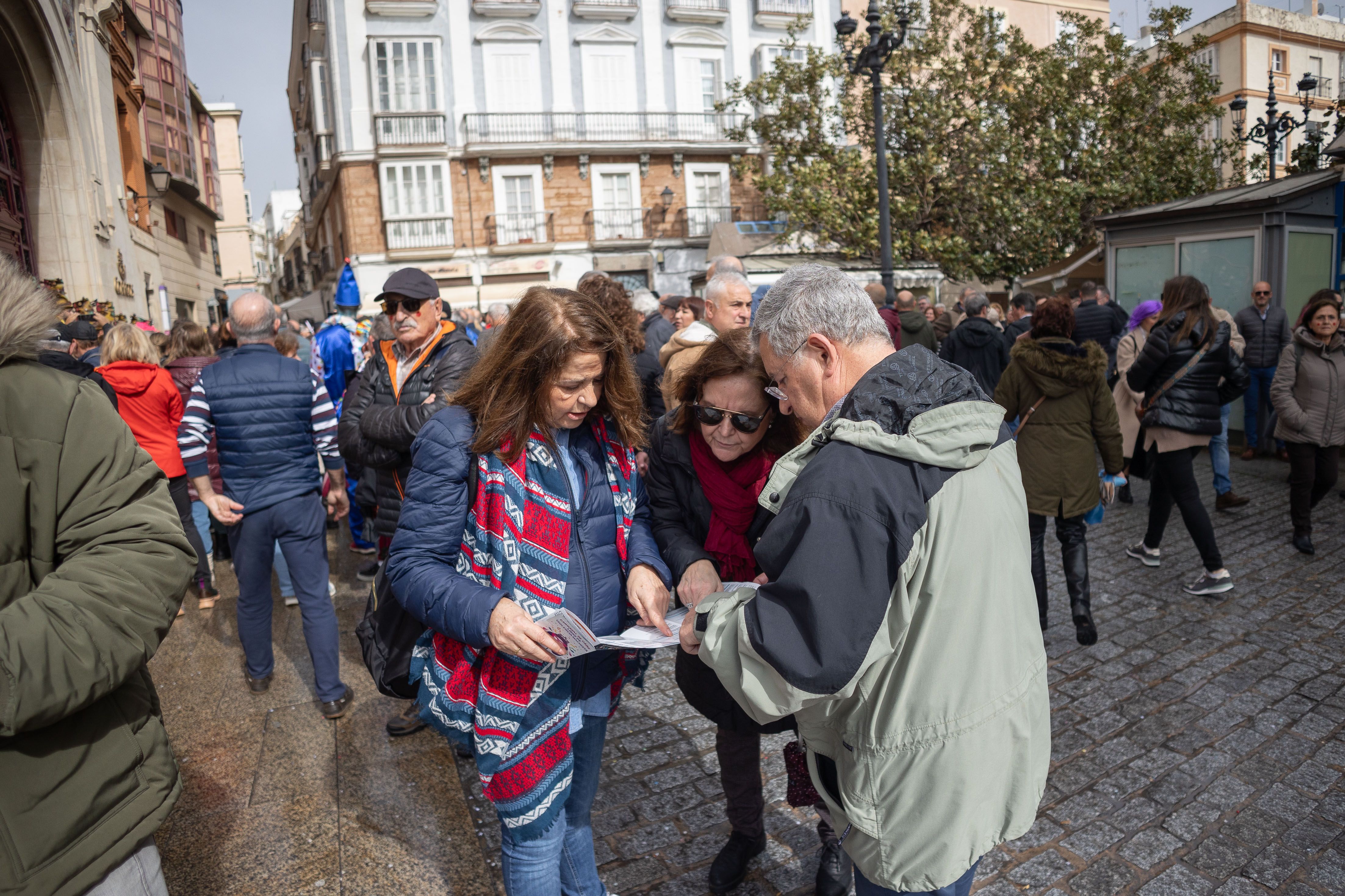 El lunes de carnaval en Cádiz, marcado por la lluvia, en imágenes.