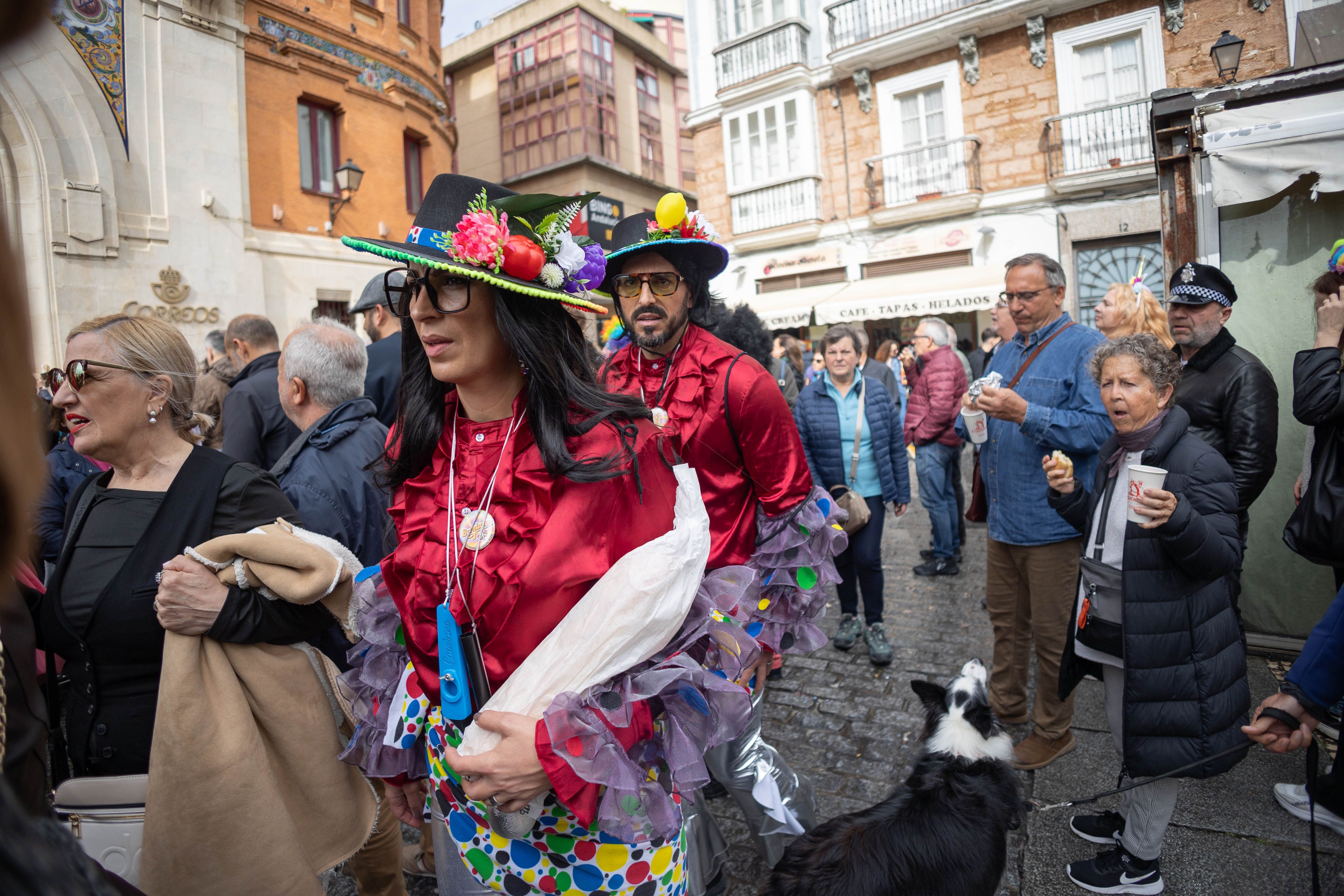 El lunes de carnaval en Cádiz, marcado por la lluvia, en imágenes.