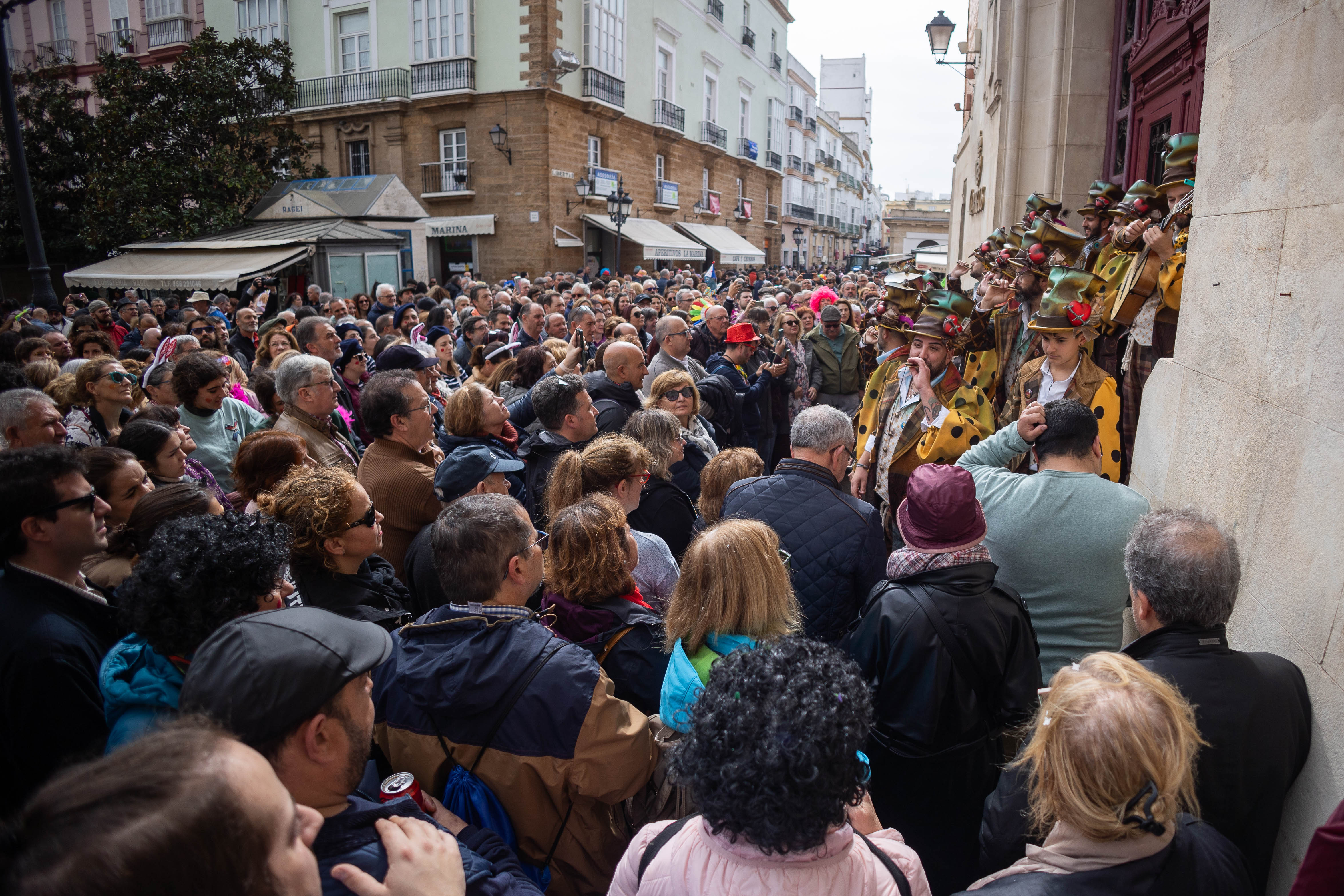El lunes de carnaval en Cádiz, marcado por la lluvia, en imágenes.
