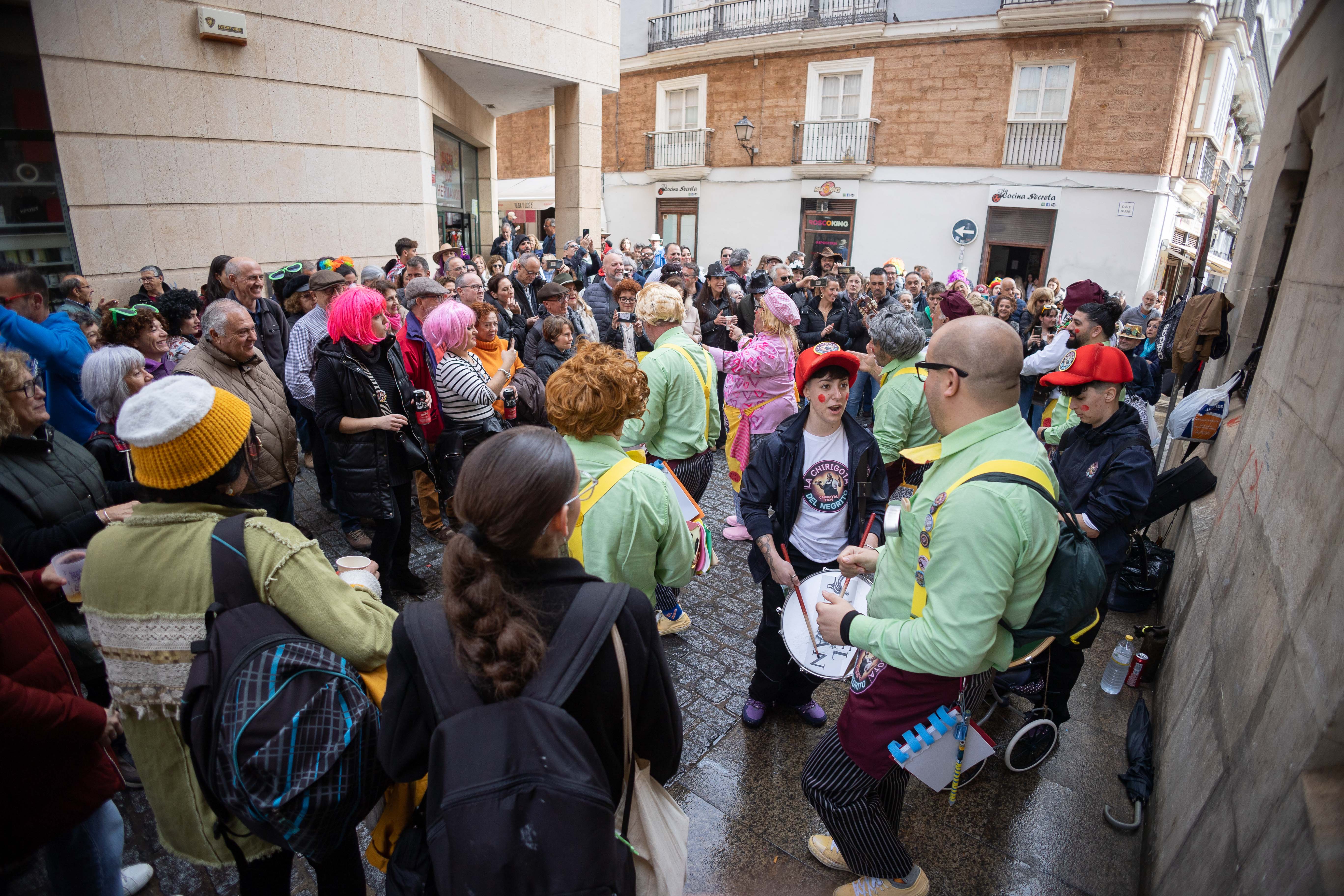 El lunes de carnaval en Cádiz, marcado por la lluvia, en imágenes.