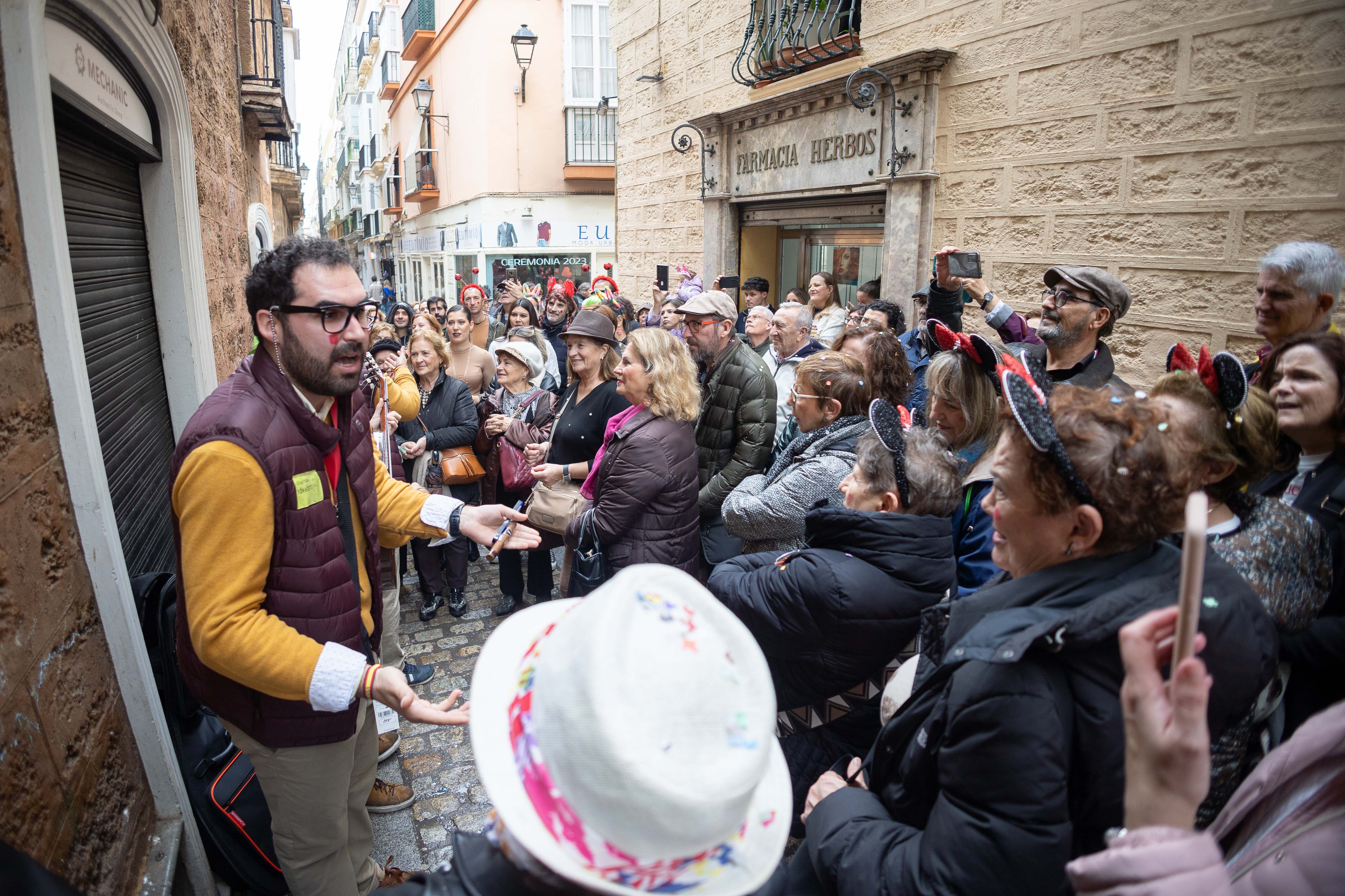 El lunes de carnaval en Cádiz, marcado por la lluvia, en imágenes.