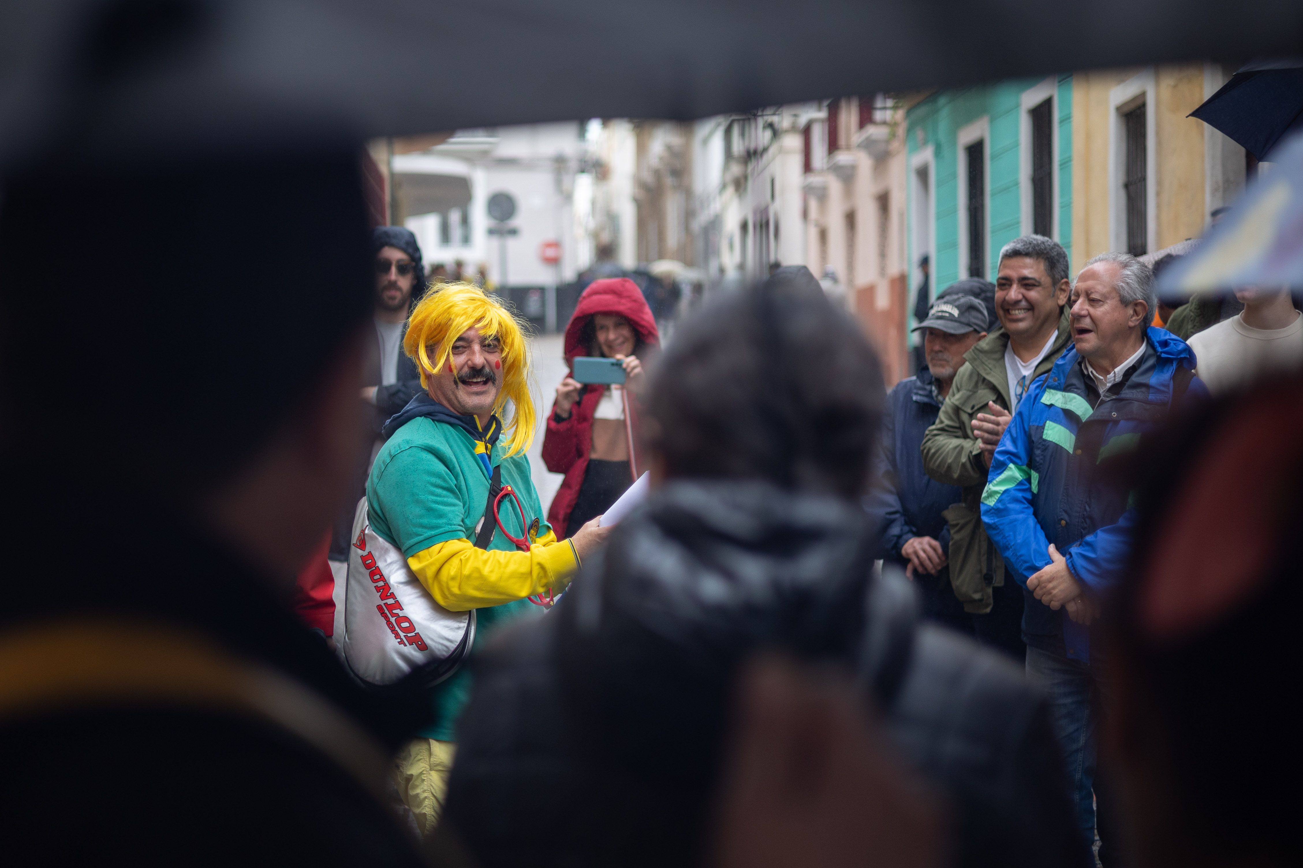 El lunes de carnaval en Cádiz, marcado por la lluvia, en imágenes.