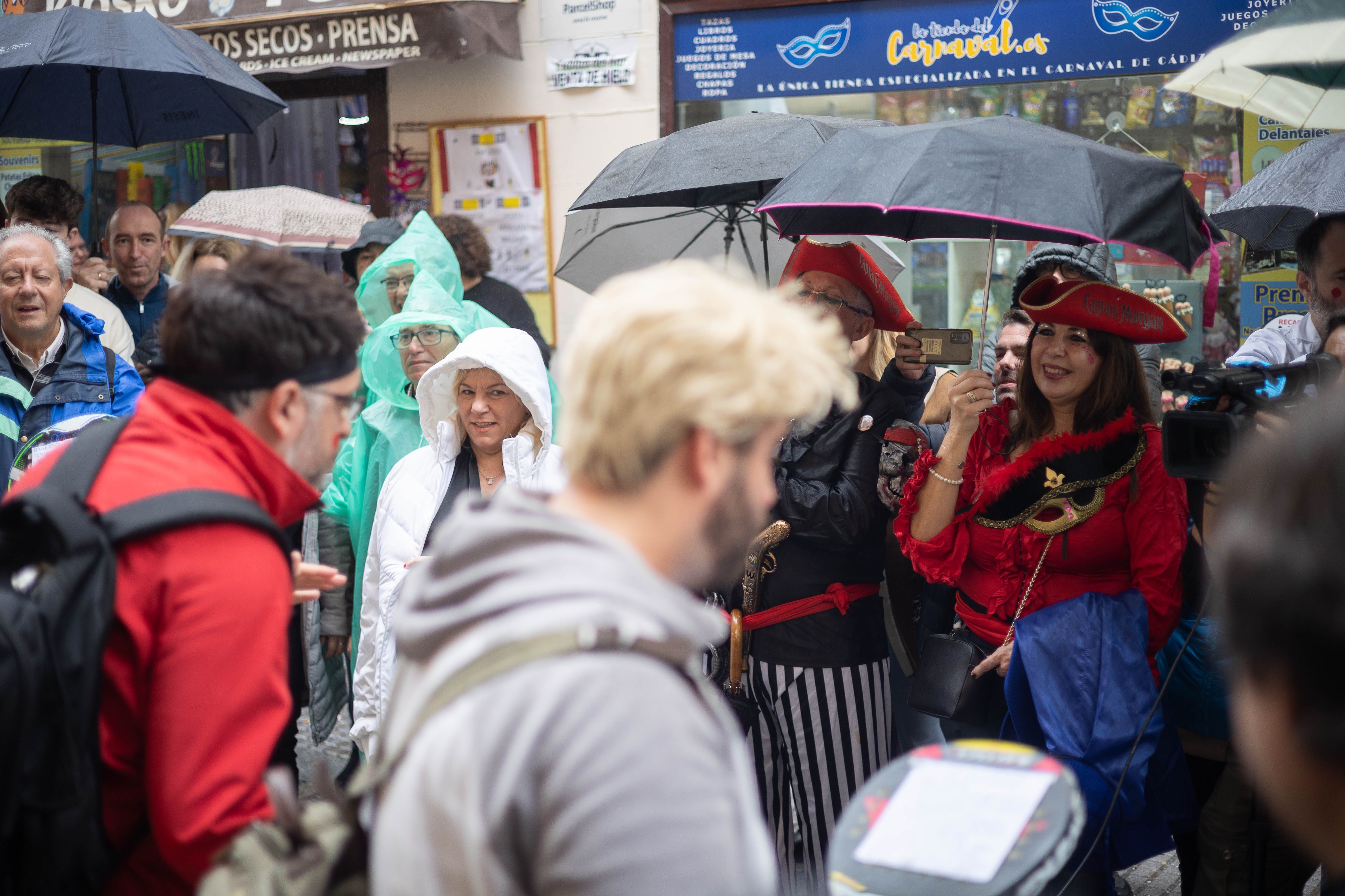 El lunes de carnaval en Cádiz, marcado por la lluvia, en imágenes.