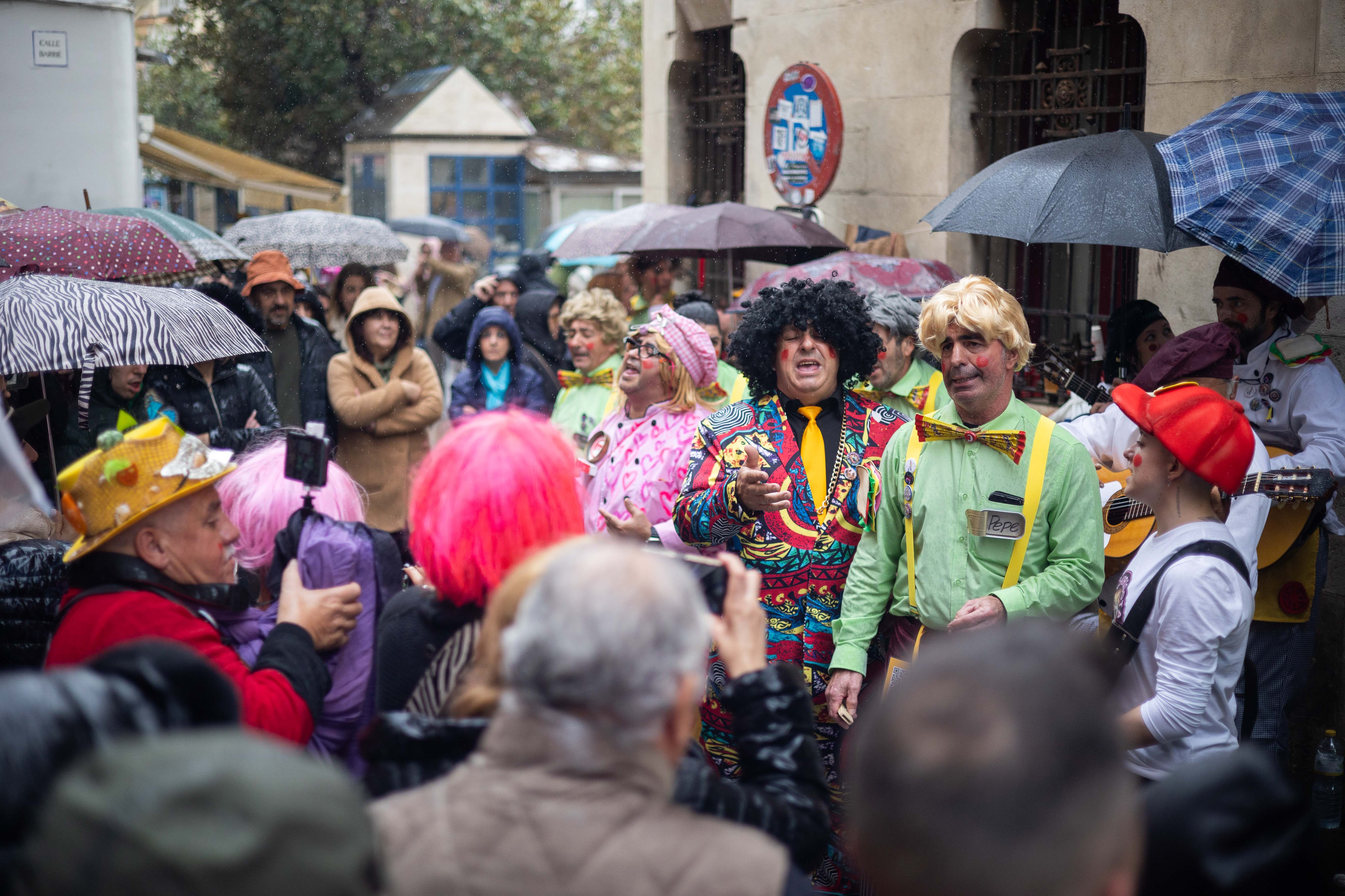 El lunes de carnaval en Cádiz, marcado por la lluvia, en imágenes.