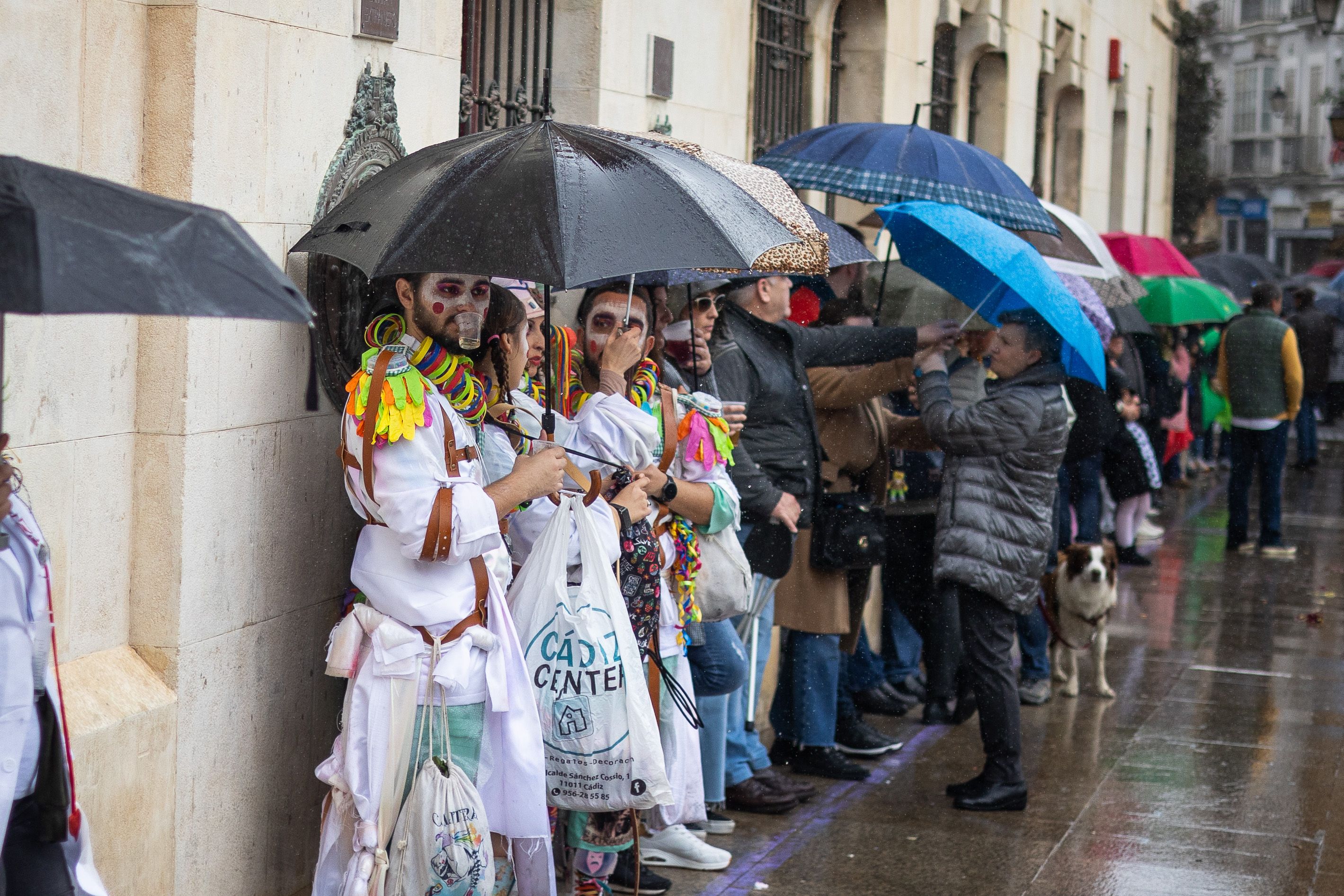 El lunes de carnaval en Cádiz, marcado por la lluvia, en imágenes.