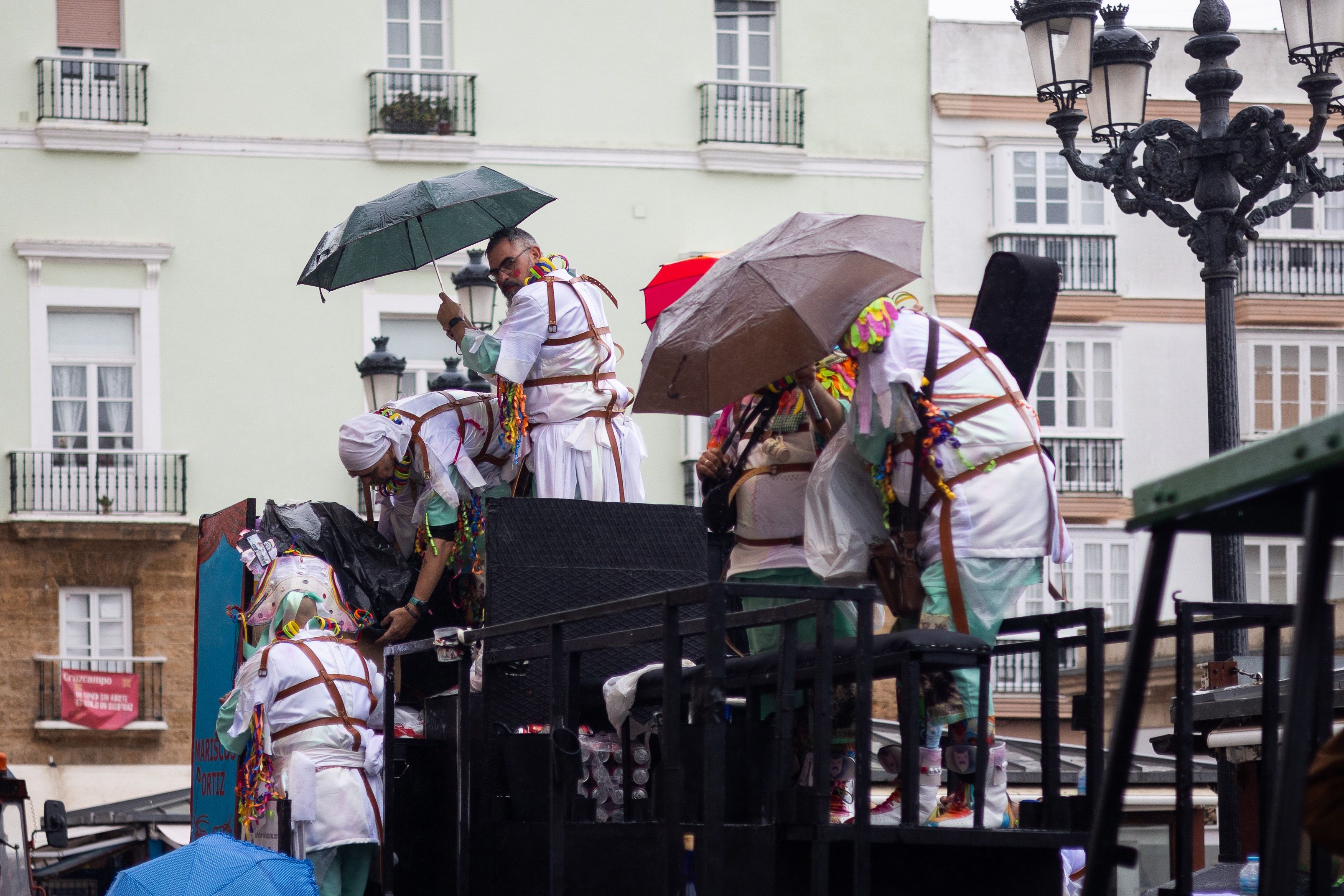 El lunes de carnaval en Cádiz, marcado por la lluvia, en imágenes.