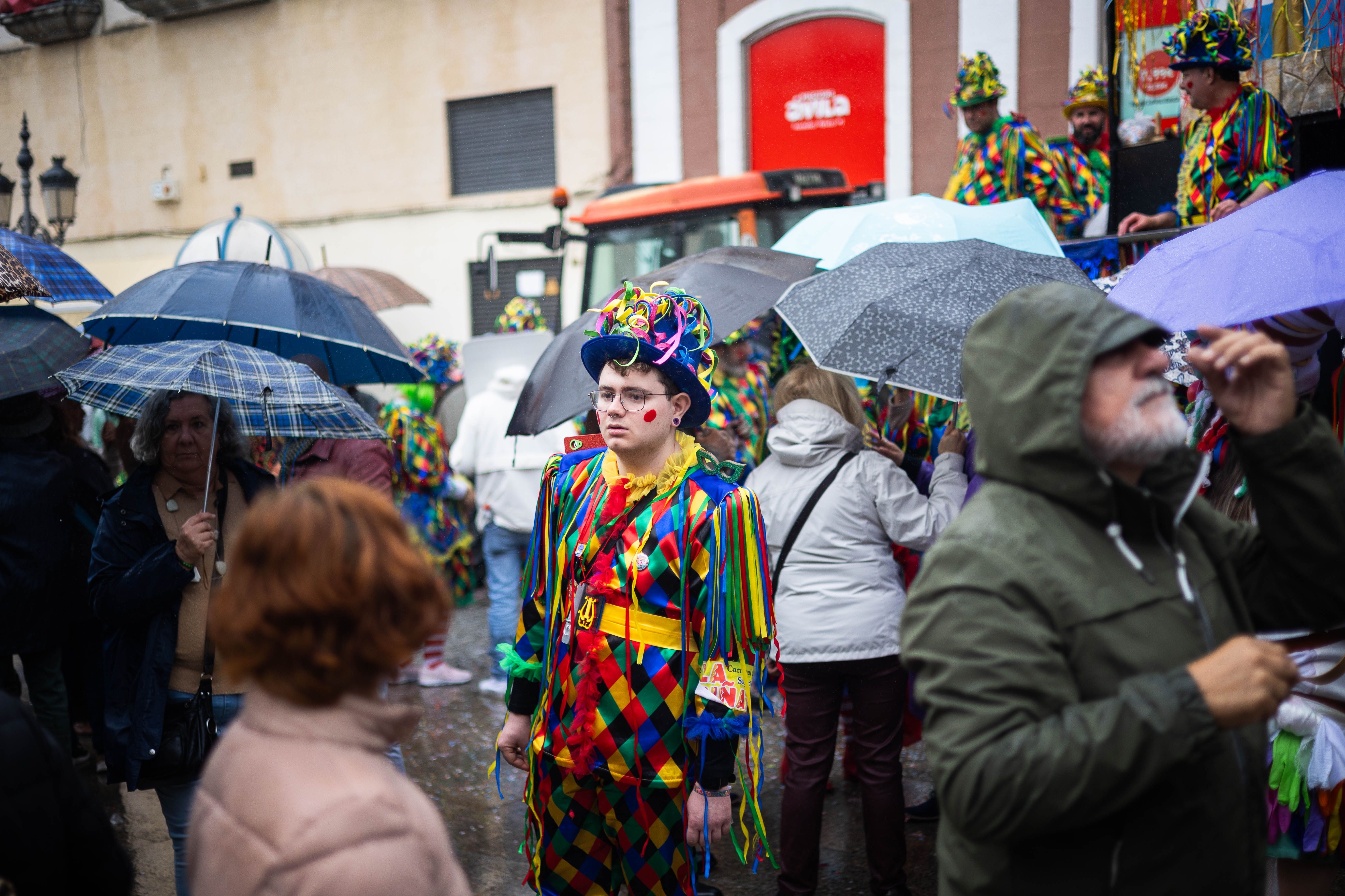 El lunes de carnaval en Cádiz, marcado por la lluvia, en imágenes.