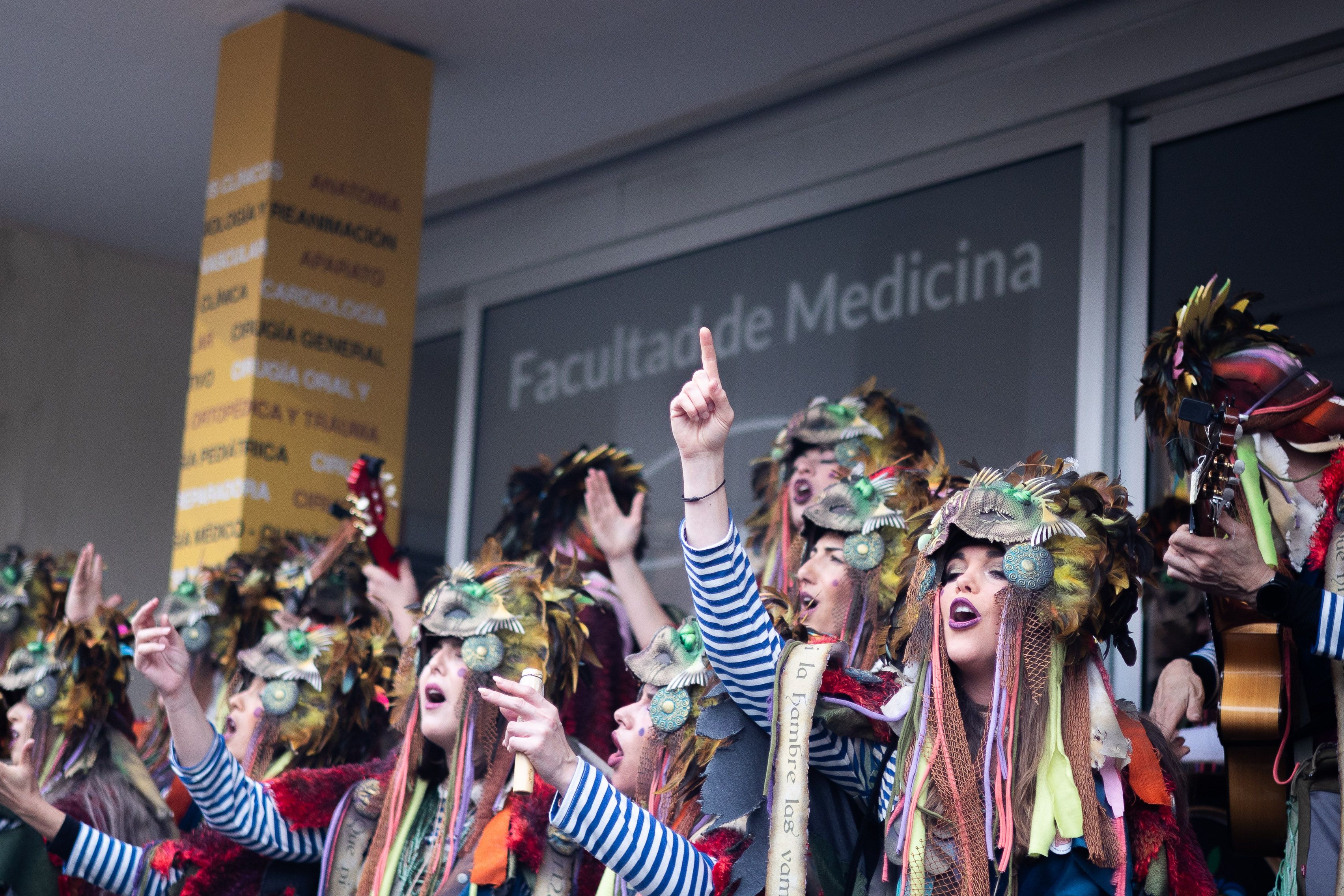 El lunes de carnaval en Cádiz, marcado por la lluvia, en imágenes.